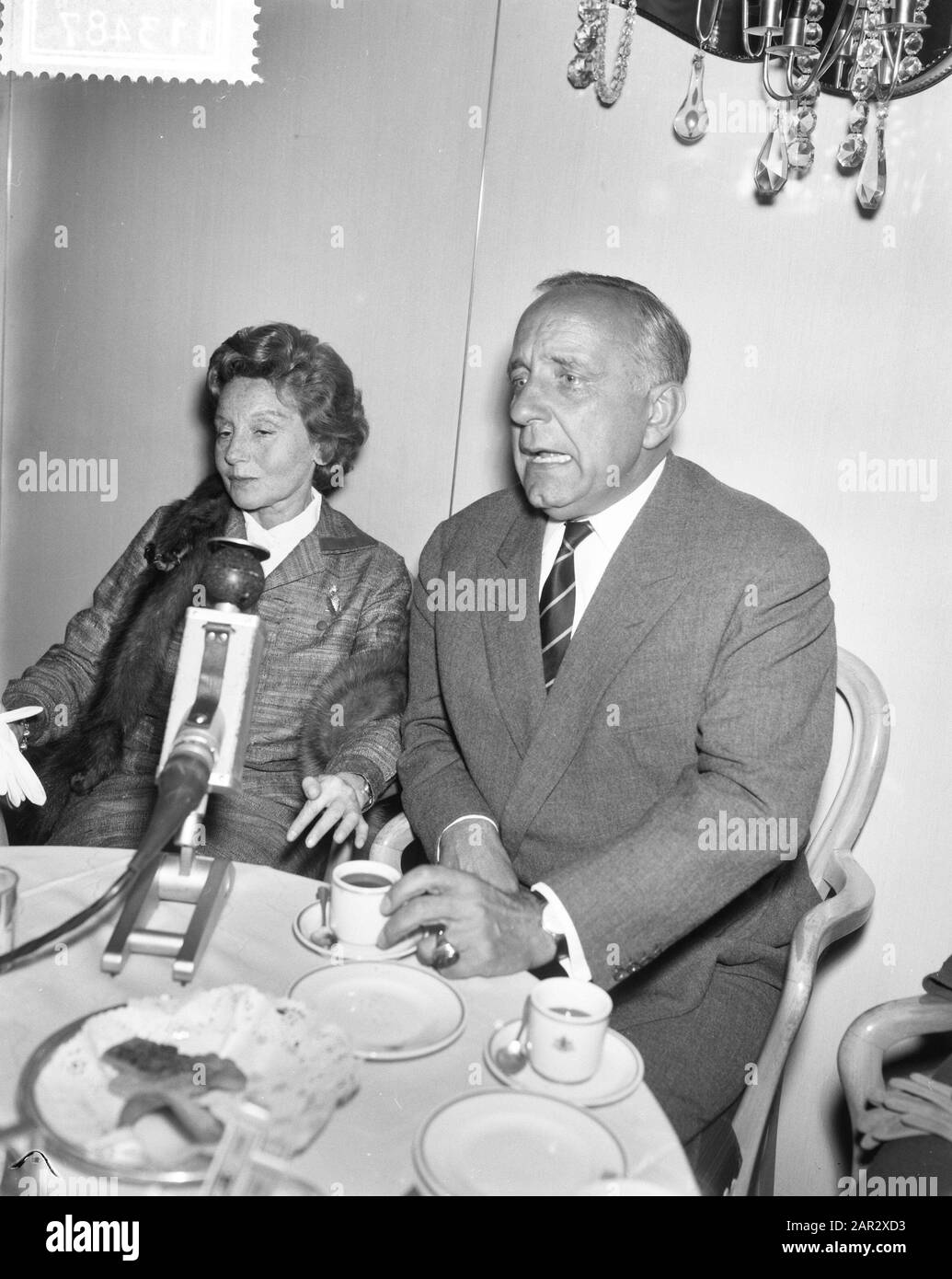 Elisabeht Bergner et O. E. Hasse (conférence de presse) Date : 20 juin 1960 mots clés : conférences de presse Nom personnel : Elisabeht Bergner, O. E. Hasse Banque D'Images