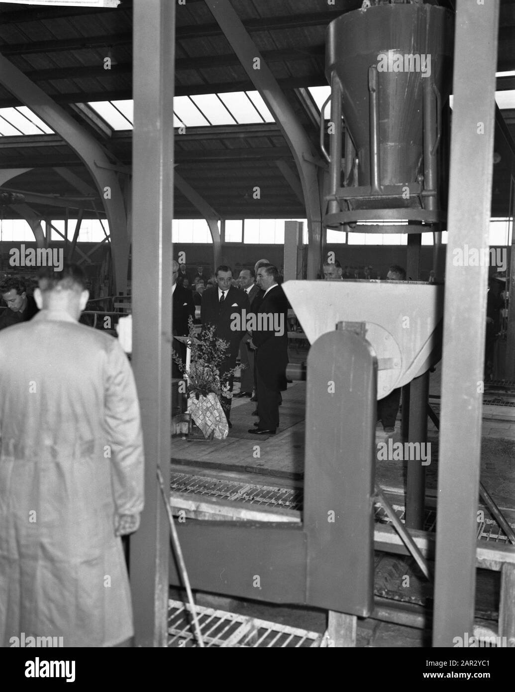 Le ministre Van Aartsen ouvre une nouvelle usine à Hemweg Date : 15 janvier 1962 mots clés : usines, ouvertures Banque D'Images