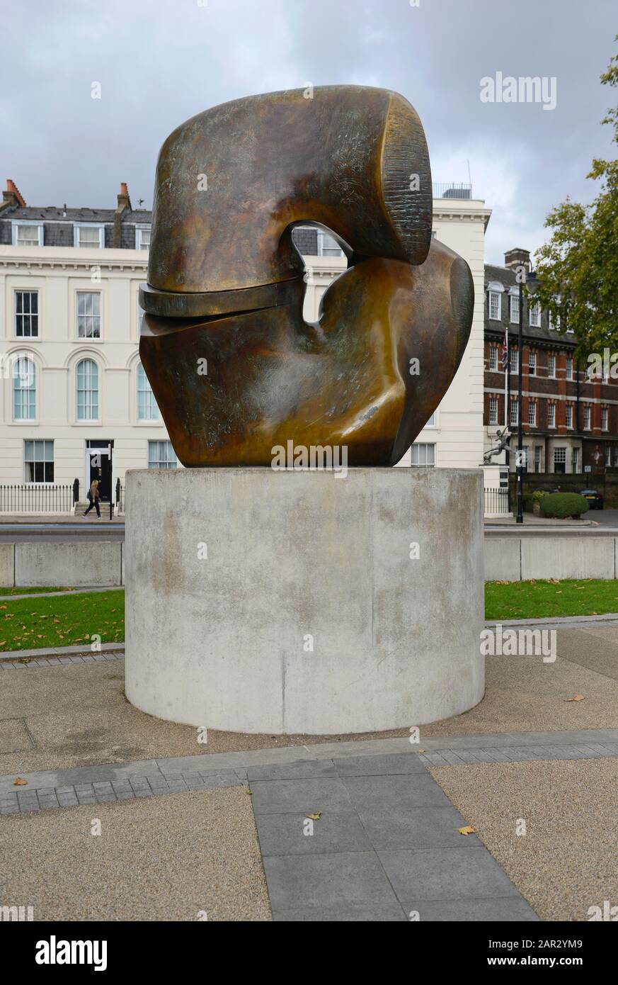 Pièce de verrouillage Henry Moore, sculpture dans les jardins de Riverside Walk à Millbank près du pont Vauxhall à Londres, Royaume-Uni Banque D'Images