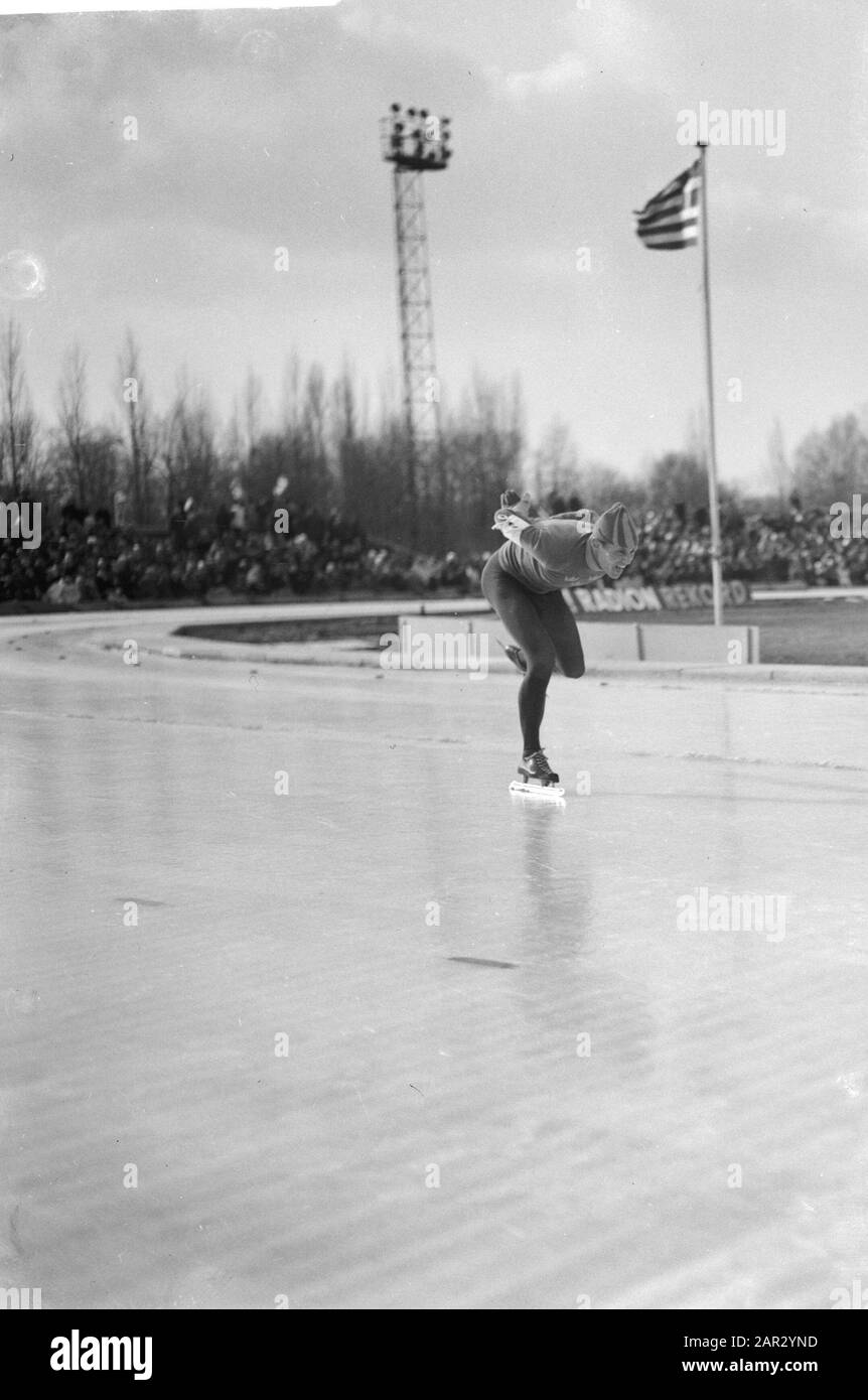 Concours Drielandenenskating au Jaap Eden Track d'Amsterdam. I. Nilsson Date: 25 Février 1962 Lieu: Amsterdam, Noord-Holland Mots Clés: Patineurs Nom Personnel: Eden, Jaap, I. Nilsson Banque D'Images