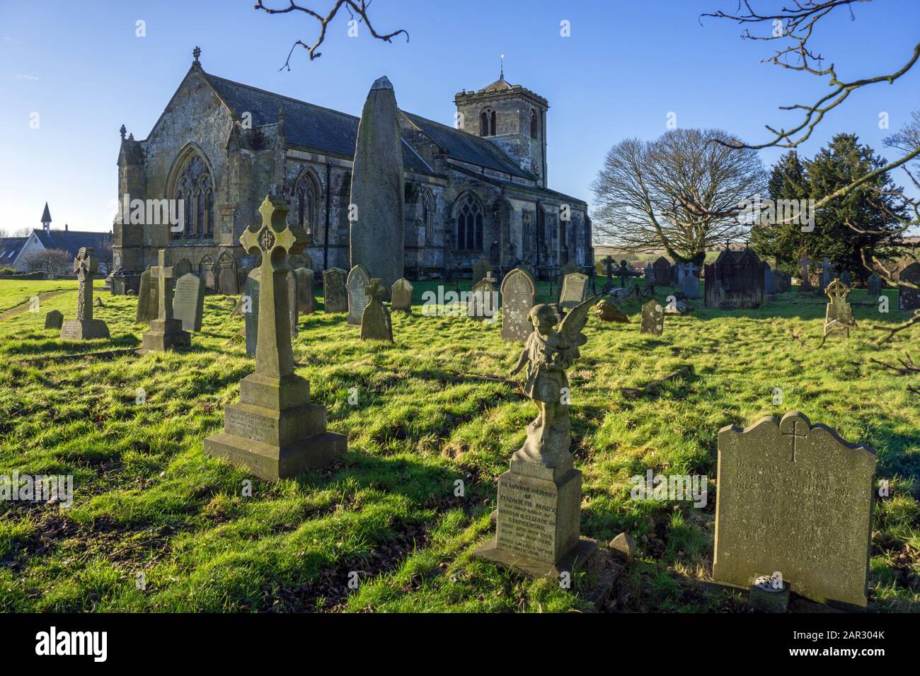 Rudston Monolithe Et Eglise, Yorkshire De L'Est Banque D'Images