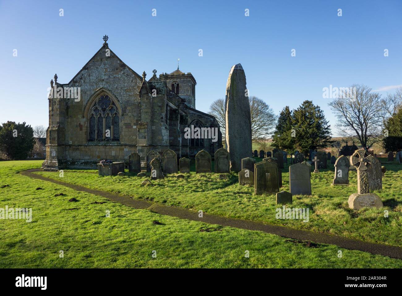 Rudston Monolithe Et Eglise, Yorkshire De L'Est Banque D'Images