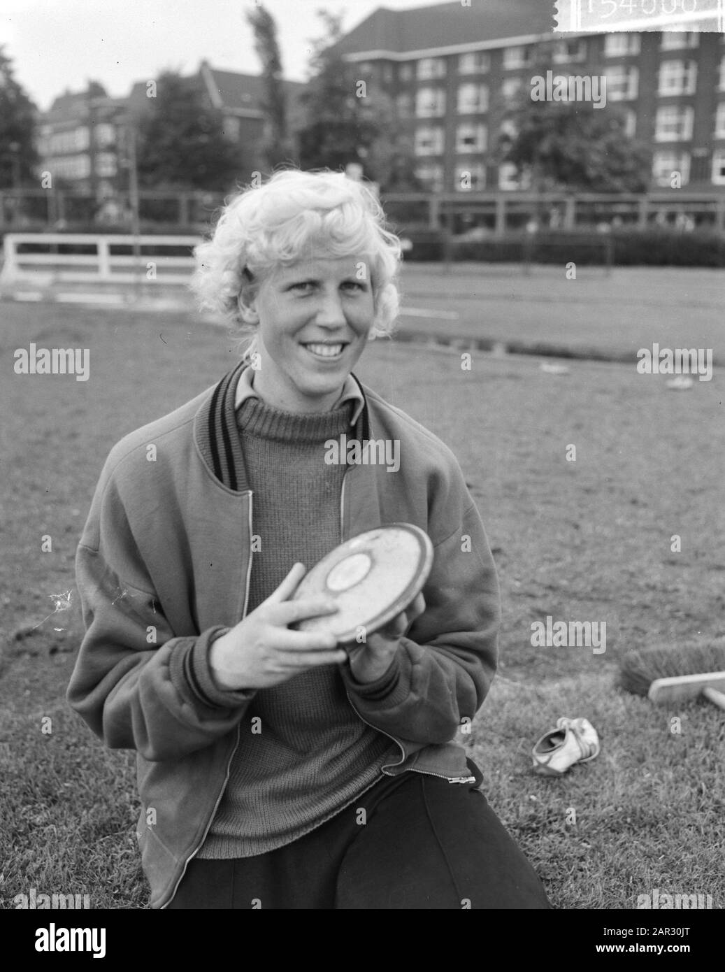 Championnats NH Athletics à Sintelbaan à Amsterdam. Les haies de 80 m des femmes. Loes Boling (Discus Plaid) Date : 4 Août 1963 Lieu : Amsterdam, Noord-Holland Mots Clés : Athletics Championships Nom De L'Établissement : Sintelbaan Banque D'Images