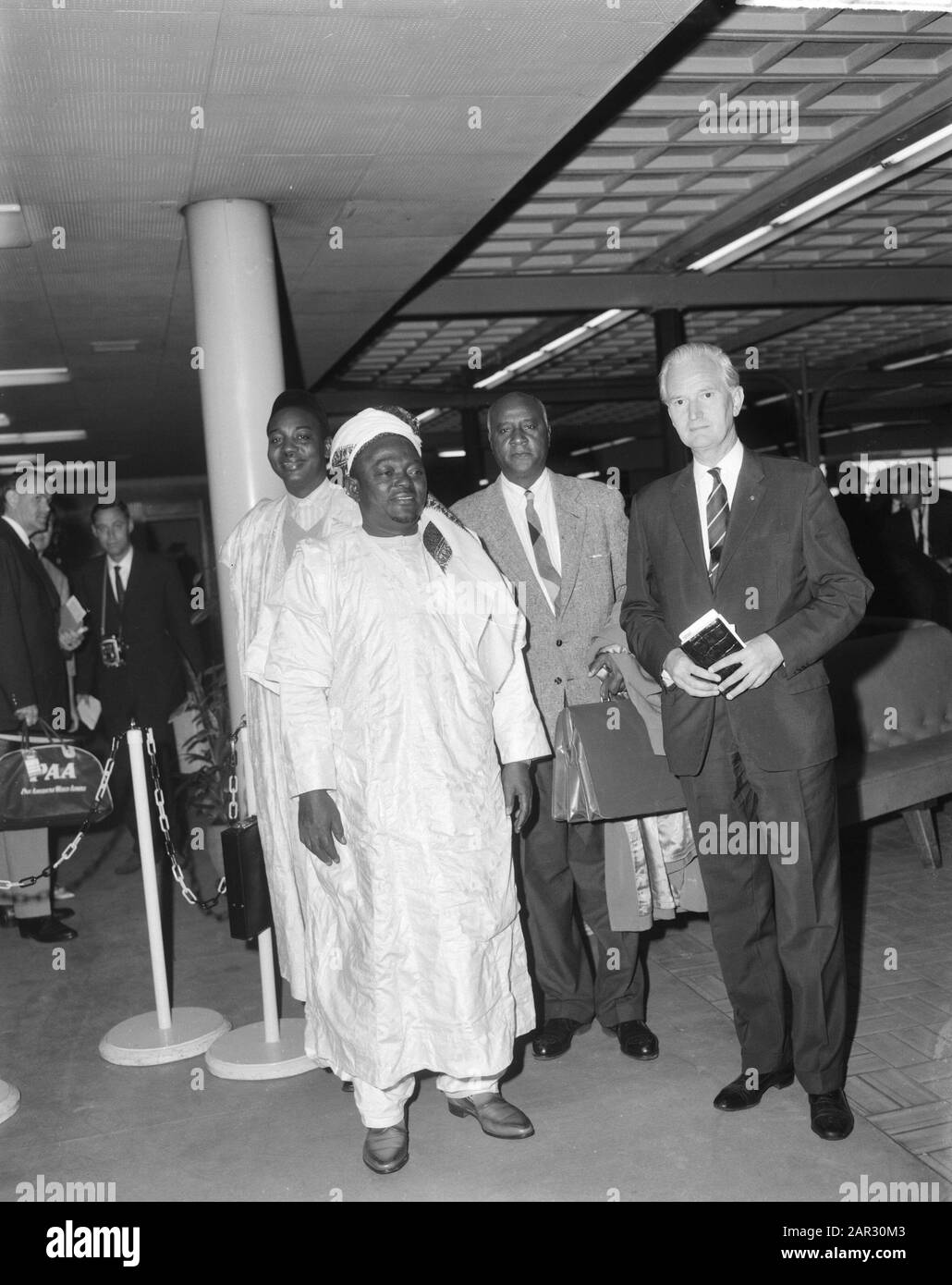 Ministre Nigérian De La Santé Aman Galadina Pateg À Schiphol Date : 17 Août 1963 Lieu : Noord-Holland, Schiphol Banque D'Images