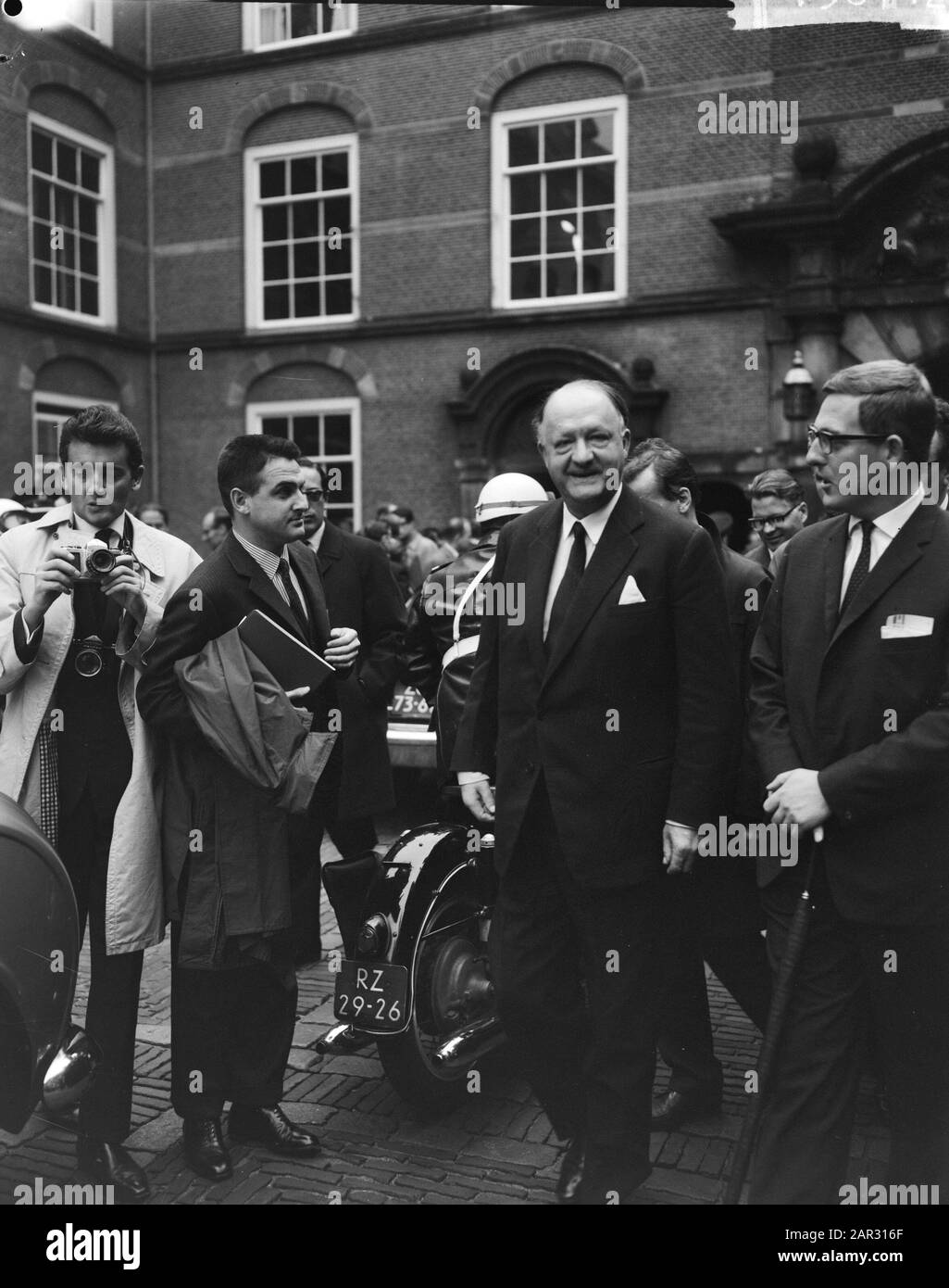 Ministersconférence de l'Union de l'Europe occidentale à la Haye arrivée des ministres. Rab Butler (Vice-Premier Ministre, Grande-Bretagne) Date : 25 Octobre 1963 Lieu : La Haye, Zuid-Holland Mots Clés : Conférences, Arrivées, Ministres Nom Personnel : Butler, R.A. Banque D'Images