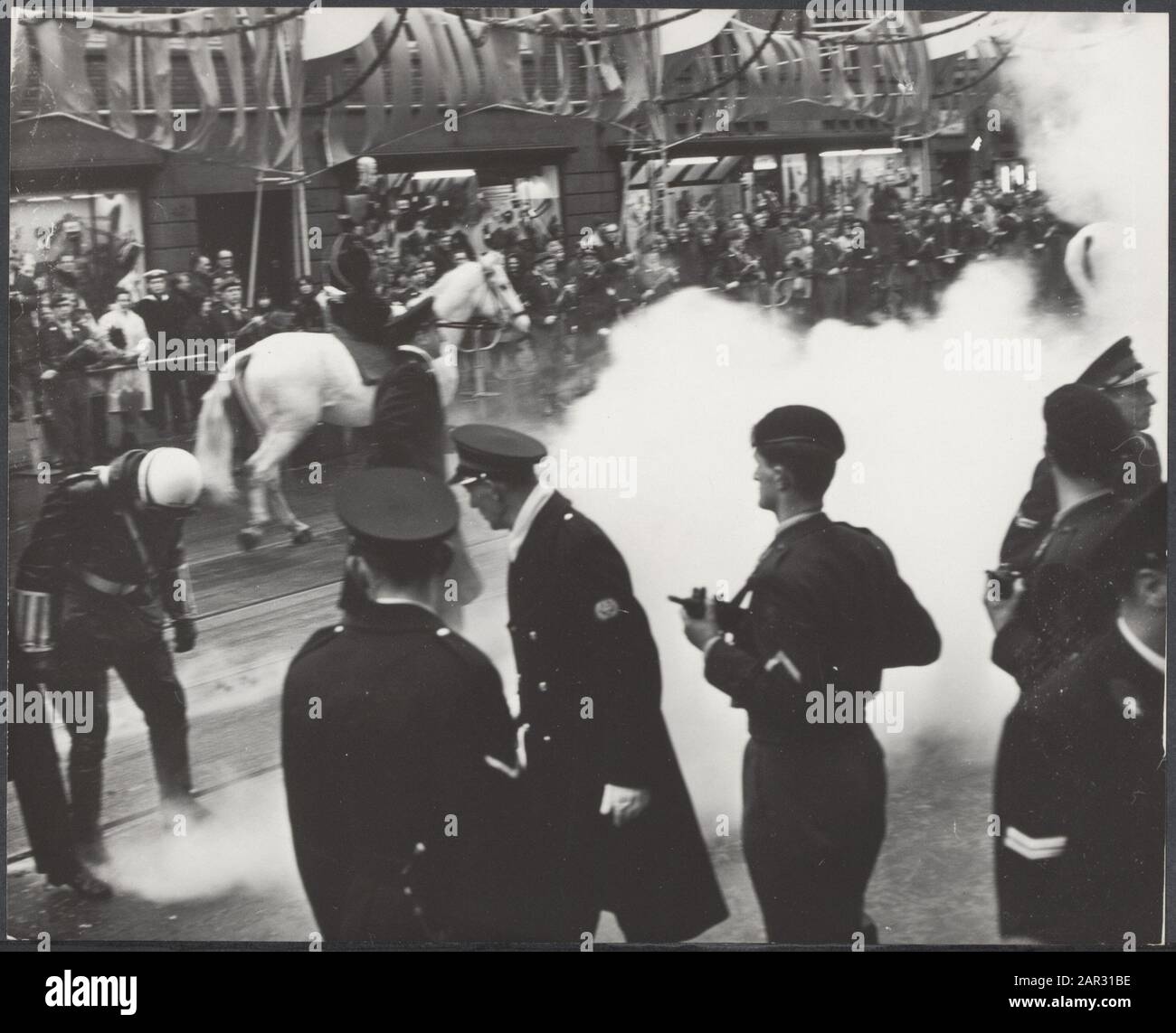 Émeutes, police, Beatrix, princesse, de Rookbom Date: 10 mars 1966 lieu: Amsterdam, Noord-Holland mots clés: Police, émeutes Nom personnel: Beatrix, princesse, The Rookbom Banque D'Images