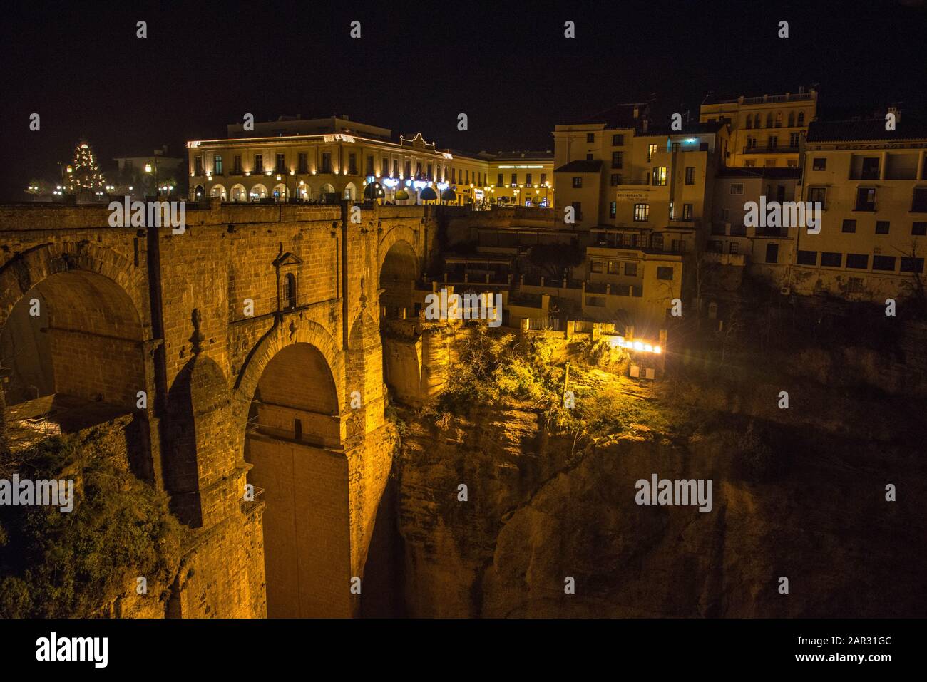 Vue sur l'ancien pont en pierre de Rondo la nuit, en traversant la gorge de el Tajo en Espagne Banque D'Images