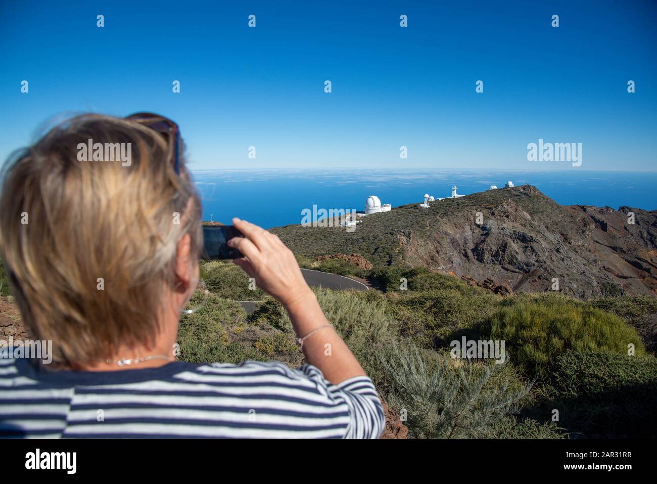 Tourisme prendre une photo des télescopes à Roque de los Muchachos, observatoire aan la Palma, île des Canaries, Espagne Banque D'Images