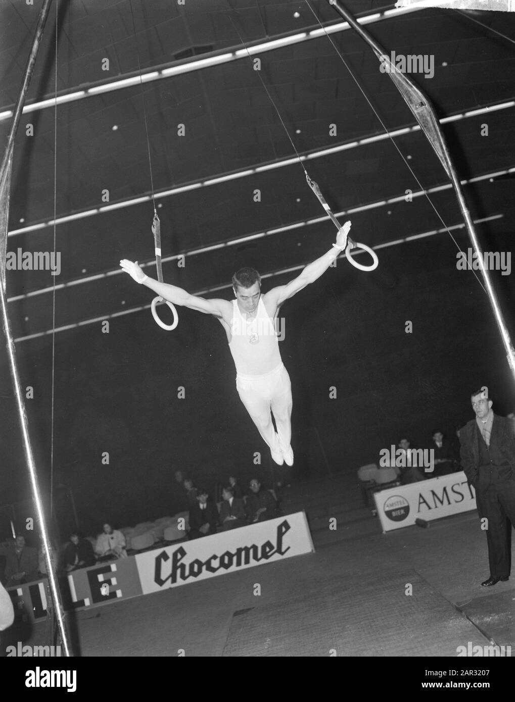 Les hommes de championnats de gymnastique dans l'Europahal à Valkenburg. Saut de Willy Jaegers (1ère) après l'exercice de bague Date: 15 décembre 1963 lieu: Limbourg, Valkenburg mots clés: Sport, gymnastique Nom personnel: Jaegers Willy Banque D'Images