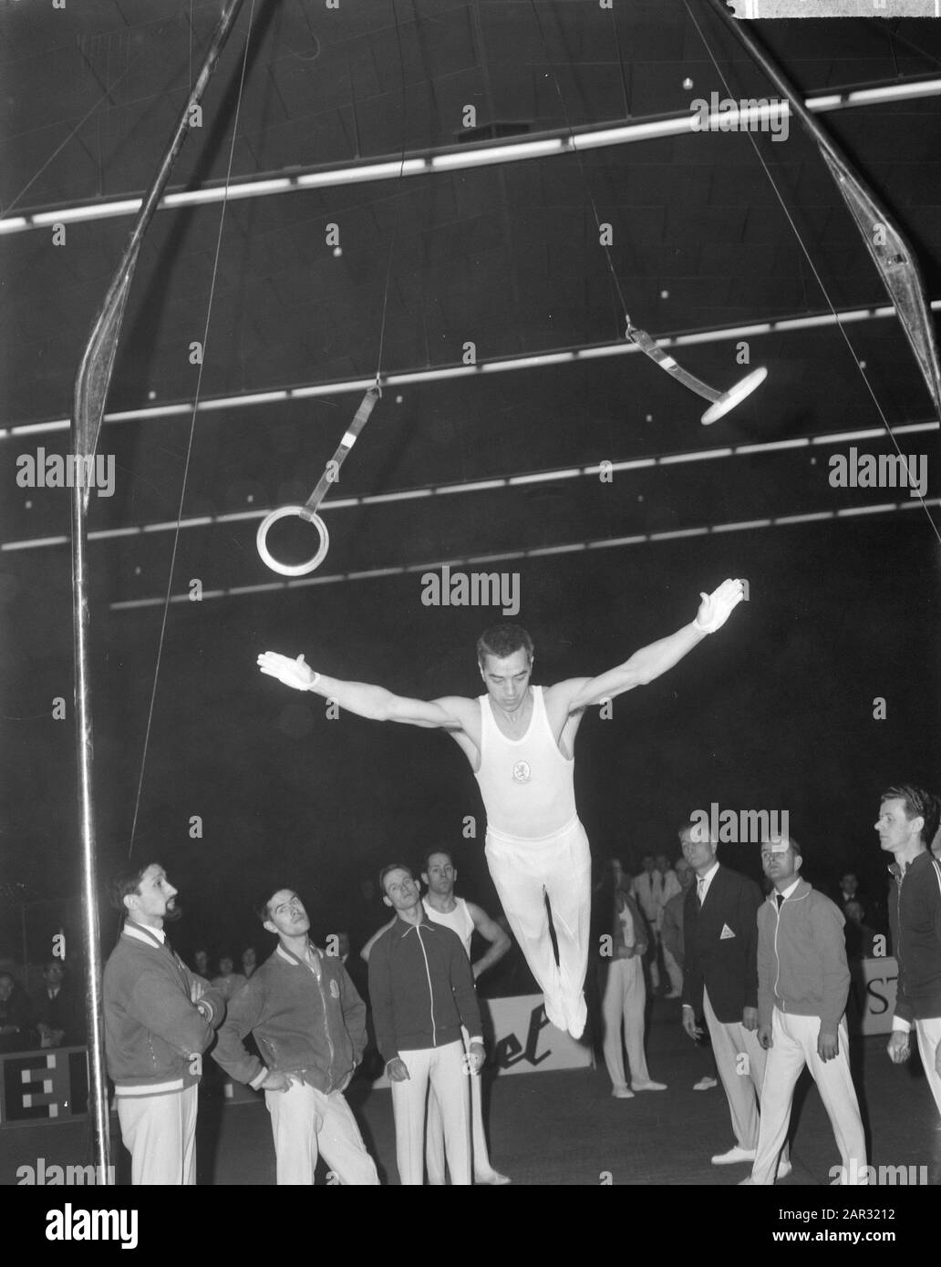 Les hommes de championnats de gymnastique dans l'Europahal à Valkenburg. Willy Jaegers qui est devenue la première Date: 15 décembre 1963 lieu: Limbourg, Valkenburg mots clés: Sport, gymnastique Nom personnel: Jaegers Willy Banque D'Images