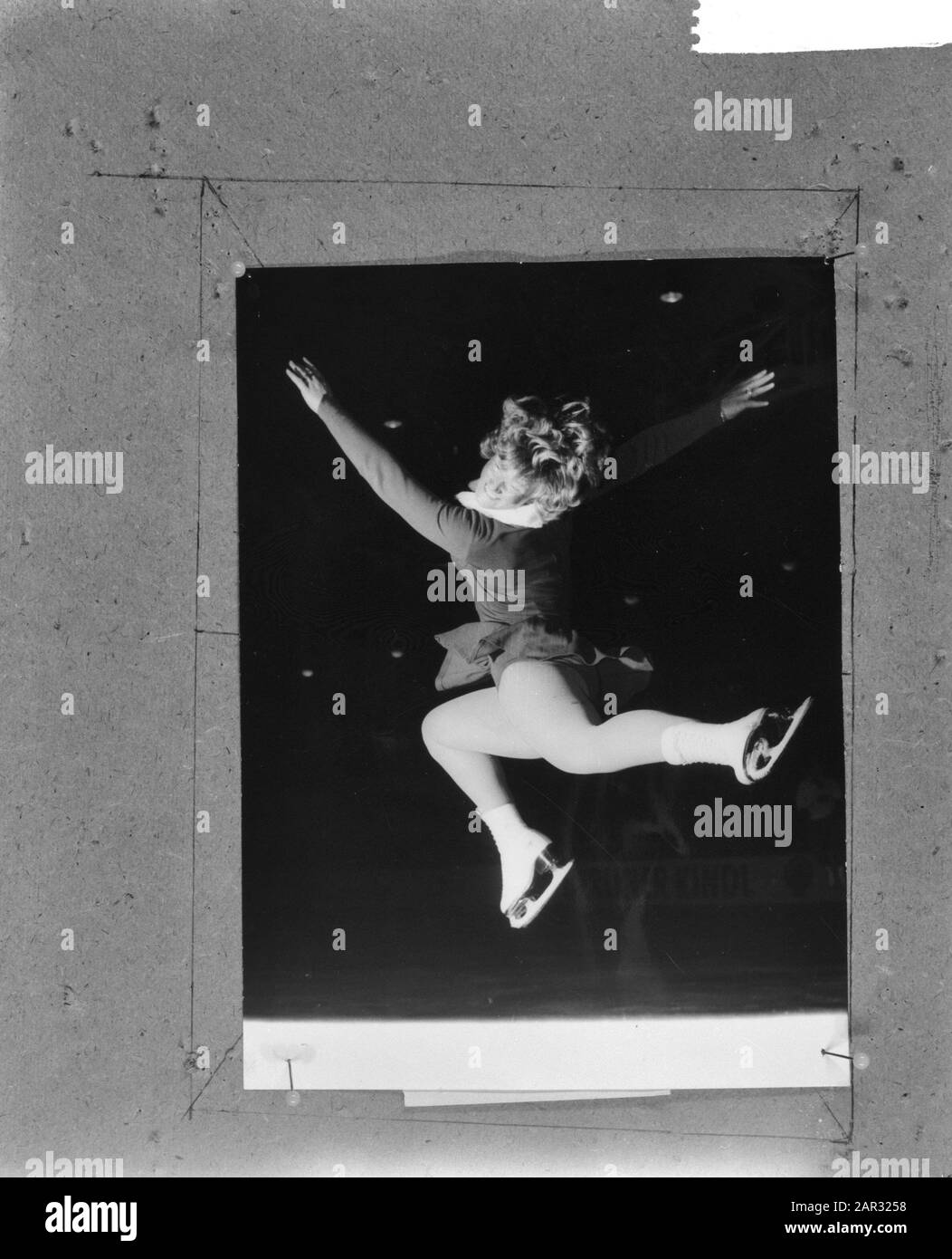 Jeux olympiques d'hiver 1964, Sjoukje Dijkstra en action Jump Date: 5 février 1964 lieu: Innsbruck, Oosternijk mots clés: Art bagaring, sport Personne nom: Dijkstra, Sjoukje Nom de l'institution: Jeux olympiques d'hiver Banque D'Images