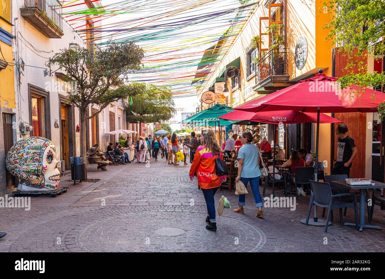 San Pedro Tlaquepaque, Jalisco, Mexique - 23 novembre 2019: Les habitants et Les Touristes explorent les restaurants et les magasins de la rue Independencia Banque D'Images