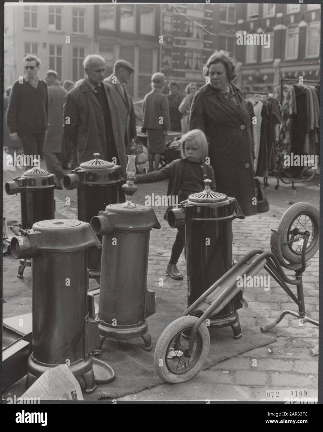 Marchés, appareils de chauffage, Waterlooplein Date: 5 octobre 1964 lieu: Amsterdam, Noord-Holland mots clés: Marchés, appareils de chauffage Nom personnel: Waterlooplein Banque D'Images