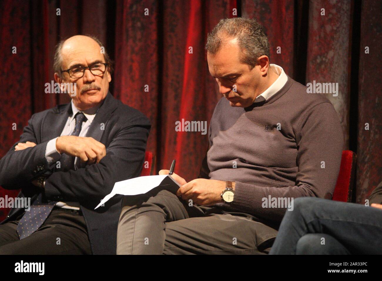 Naples, Italie. 25 janvier 2020. Le procureur national anti-mafia, Federico Cafiero de Raho, avec Luigi de Magistris, maire de Naples, à la réunion intitulée "le masso- mafie nell'età contemporains" au Teatro Mercadante à Naples.in Picture to L to R: Federico Cafiero De Raho, Procureur National Anti-Mafia, Luigi De Magistris, Maire De Naples (Photo De Salvatore Esposito/Pacific Press) Crédit: Pacific Press Agency/Alay Live News Banque D'Images