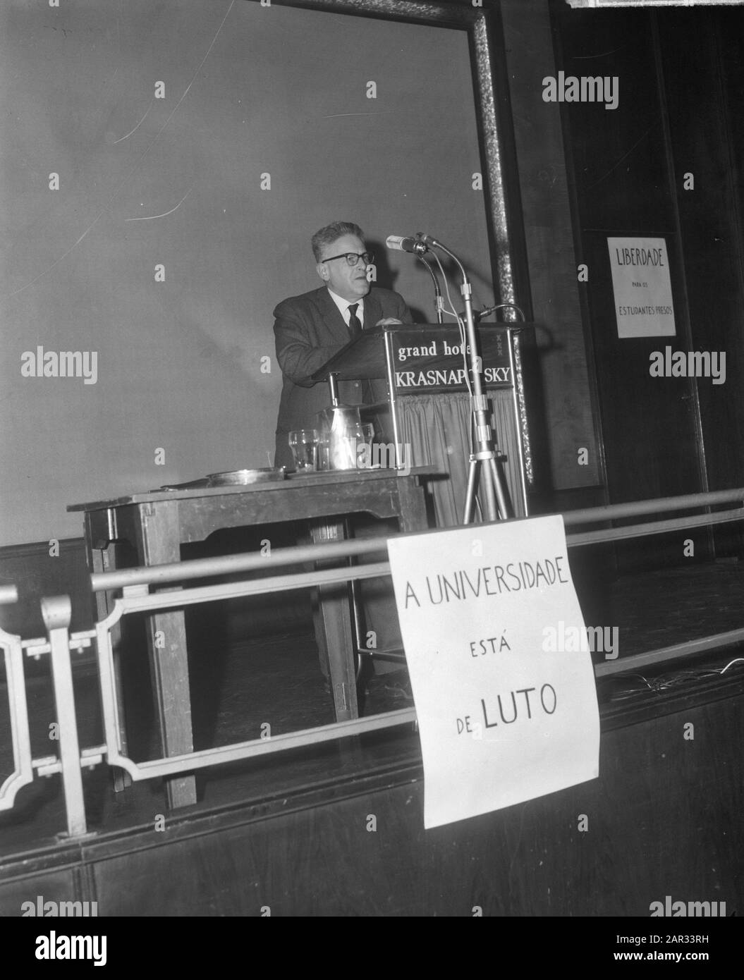 Réunion de protestation du Conseil des étudiants tenue à Krasnapolsky par le Comité du Portugal. M. Benno Stokvis au cours de son discours Date: 4 mars 1965 lieu: Amsterdam, Noord-Holland mots clés: Protestations, étudiants, discours Nom personnel: Stokvis Benno Banque D'Images