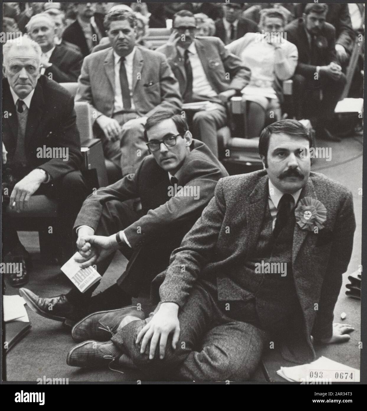 Samedi le Congrès de la PvdA s'est terminé dans le centre des congrès RAI d'Amsterdam. André van der Louw (avec moustache) et Han Lammers s'assoient sur le terrain à l'écoute du Dr Mansholt Date: 25 novembre 1967 lieu: Amsterdam, Noord-Holland mots clés: Congrès, partis, personnalité politique: Lammers, Han, Louw, André van der Fotograaf: Koch, Eric/Anefo Banque D'Images