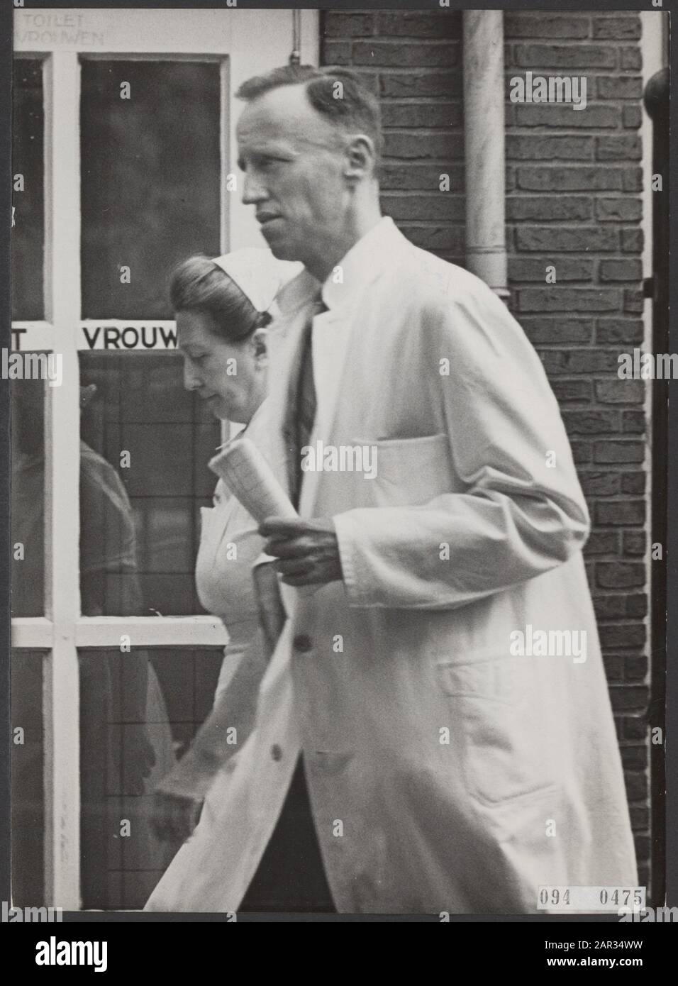 Jumeaux siamois Date: 11 juin 1954 lieu: Friesland, Leeuwarden mots clés: Médecins, traitement médical, jumeaux Nom personnel: Haijkens j Banque D'Images