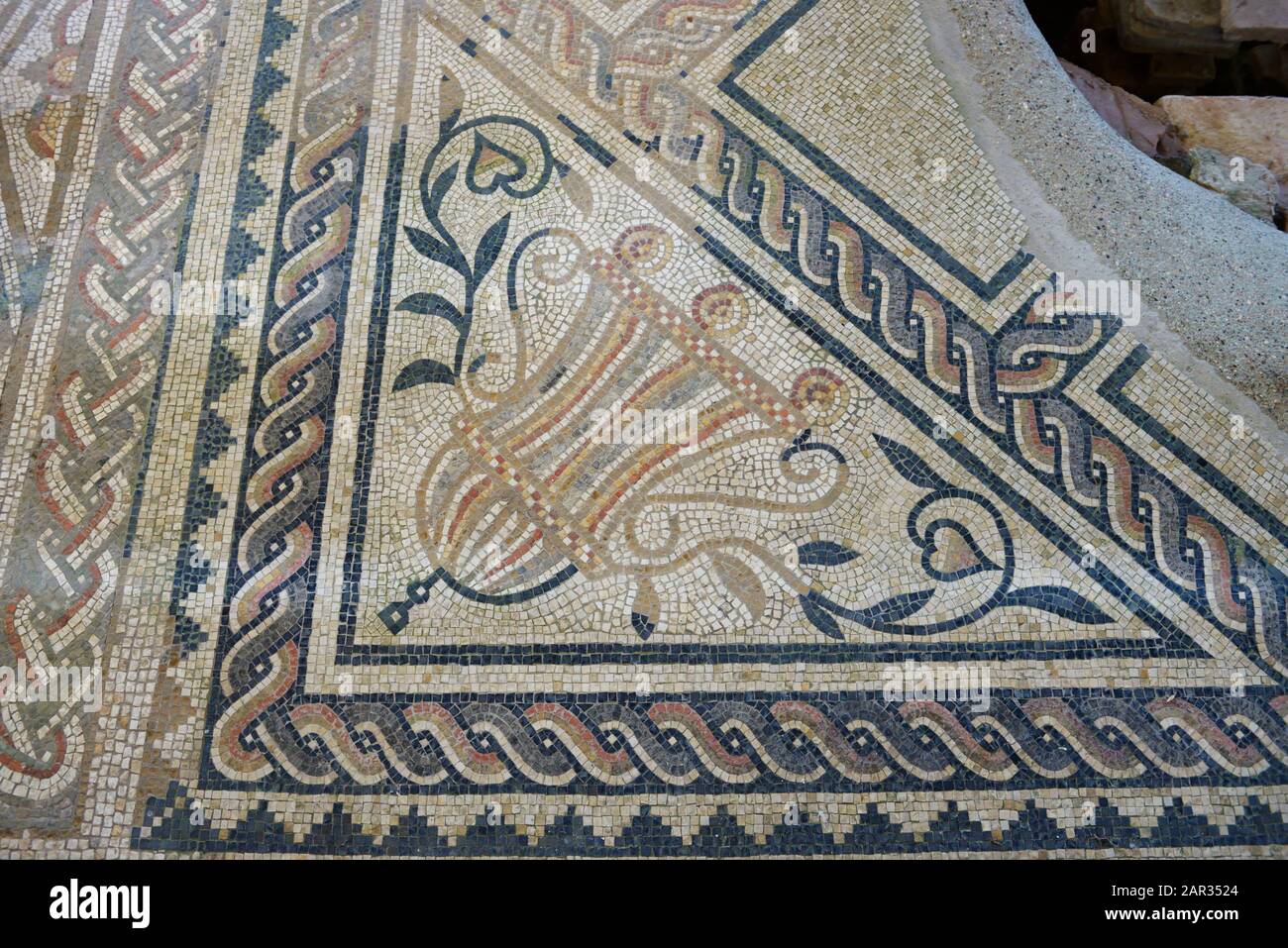 Un coin d'un sol en mosaïque romaine à Bignor Roman Villa, West Sussex, Angleterre, Royaume-Uni. Banque D'Images