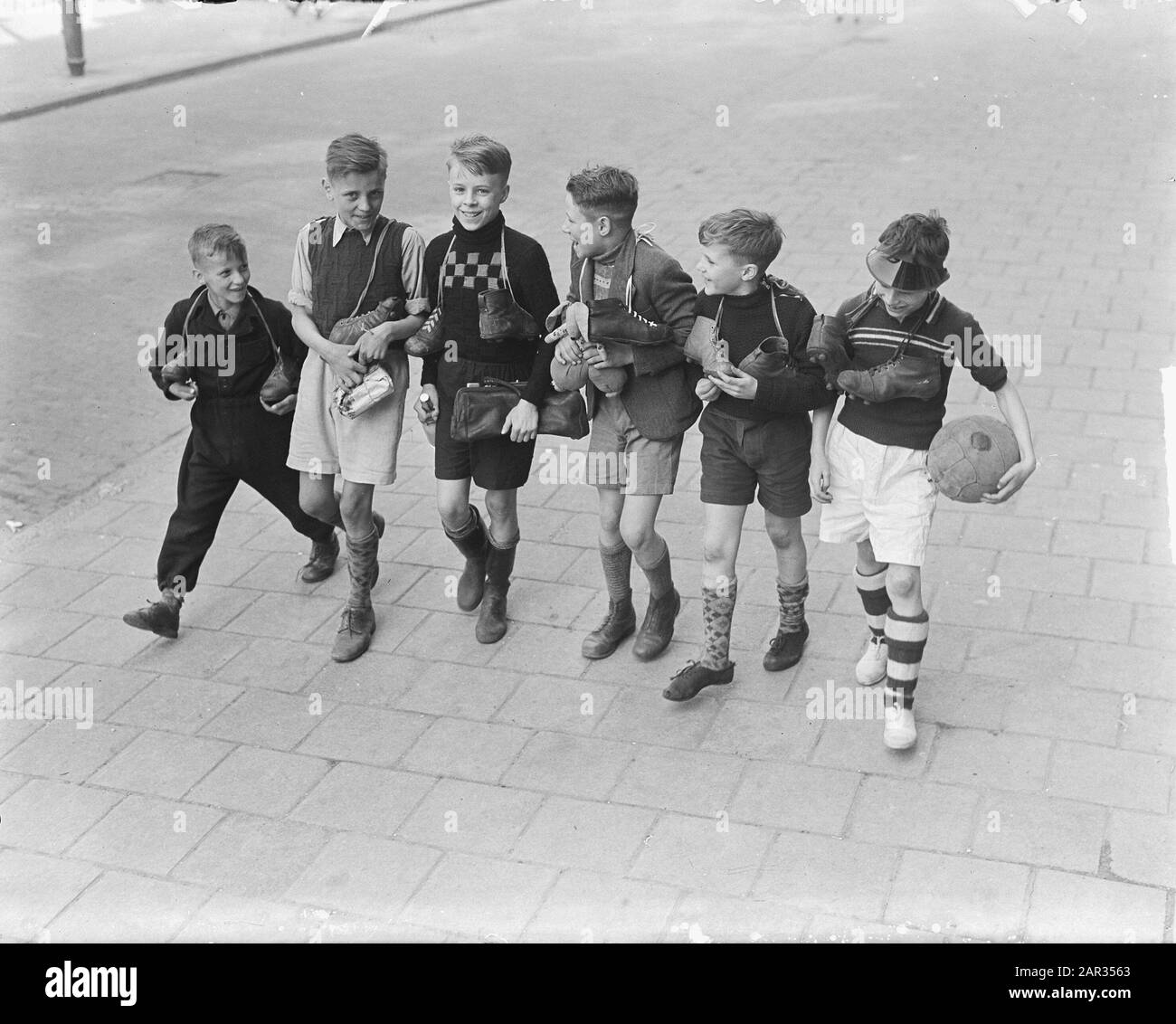 Les garçons de football scolaire sur le terrain Date : 7 avril 1950 mots clés : garçons, football scolaire, sport, terrain Banque D'Images