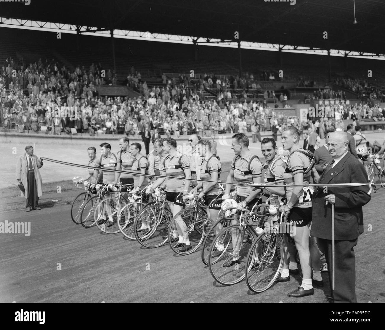 Tour de France, départ d'Amsterdam, équipe belge à la ligne de départ du stade Date: 8 juillet 1954 lieu: Amsterdam, Noord-Holland mots clés: Sport, cyclisme Nom de l'établissement: Tour de France Banque D'Images