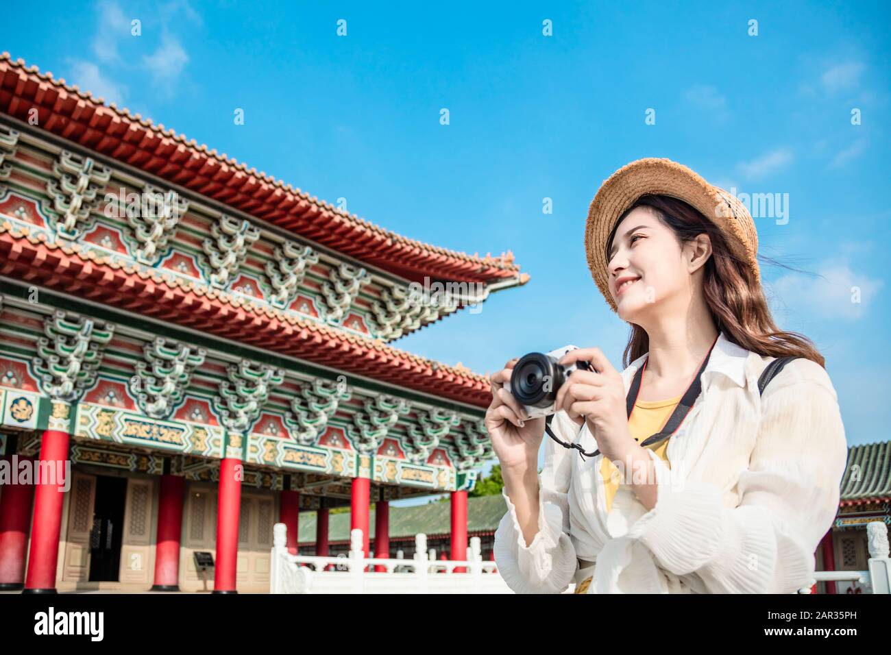 Voyageur féminin asiatique photographiant des temples en Asie Banque D'Images