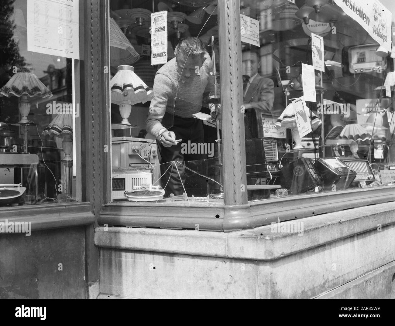 Magasin de cambriolage fa. Brandes, Sarphatiepark, Bot 6 radio Date : 16 juin 1955 mots clés : BURKING, boutiques Banque D'Images