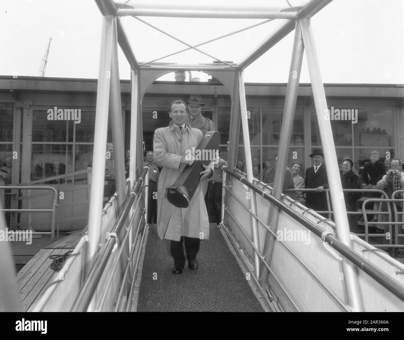 Départ Concertgebouw Orchestra to America, départ de Rotterdam per Rijndam Date: 1 octobre 1954 lieu: Rotterdam, Zuid-Holland mots clés: Musiciens, orchestres Banque D'Images