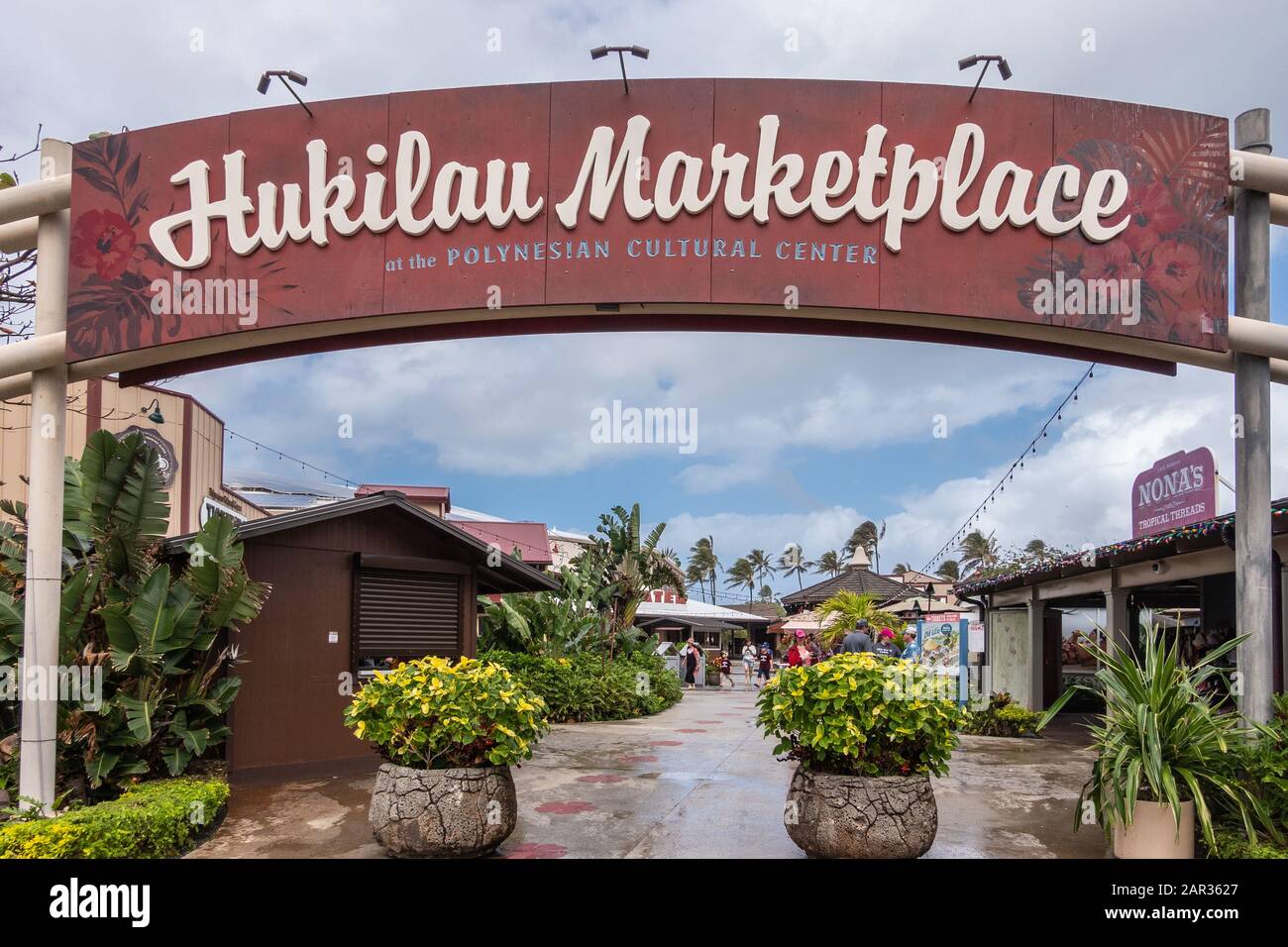 Laie, Oahu, Hawaï, États-Unis. - 09 Janvier 2020: Centre Culturel Polynésien. Signe de bienvenue à l'entrée de Hukilau Marketplace sous le ciel bleu. Une ère Banque D'Images