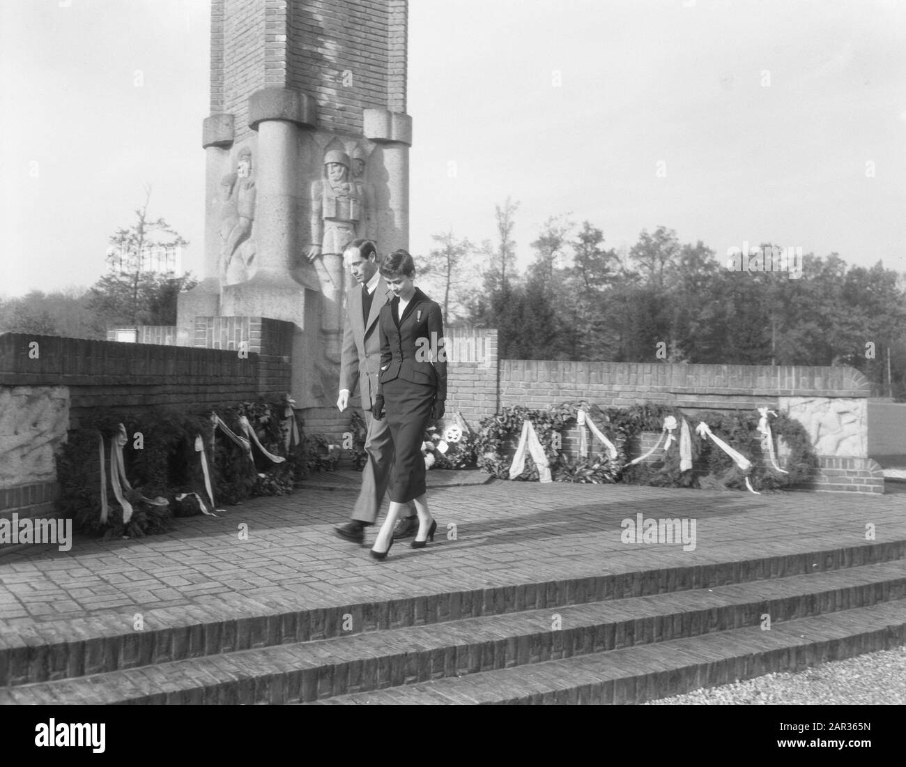 Wreath ponte d'Audrey Hepburn et Mel Ferrer au monument commémoratif aéroporté d'Oosterbeek Date: 5 novembre 1954 lieu: Oosterbeek mots clés: Acteurs, stars du cinéma, couronnes, monuments de guerre, acteurs, seconde Guerre mondiale Nom personnel: Ferrer, Mel, Hepburn, Audrey Banque D'Images