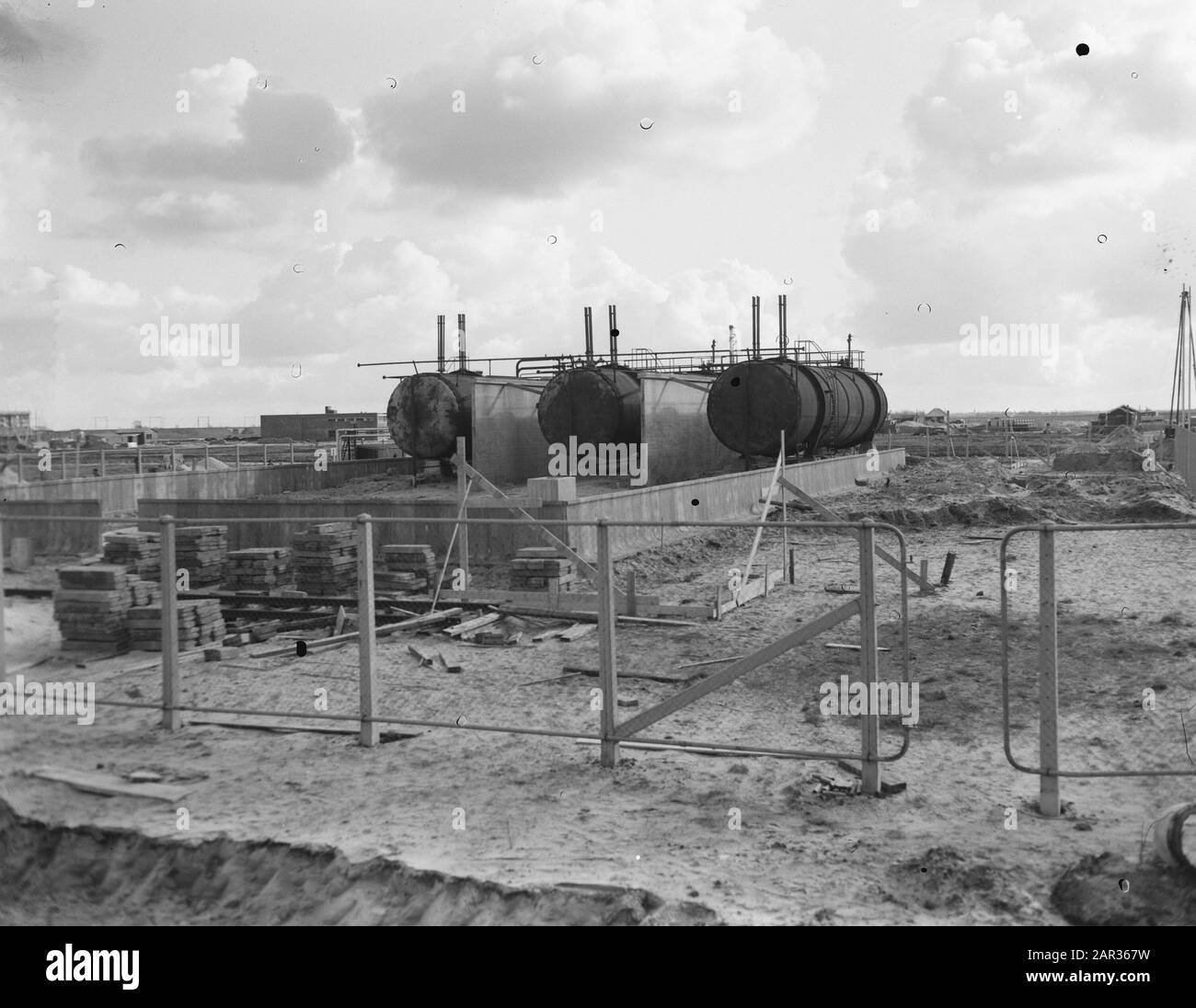 Extension de l'approvisionnement en gaz Amsterdam-Sud avec 3 réservoirs v gaz propane Date : 16 février 1955 mots clés : gaz, RÉSERVOIRS, extensions Banque D'Images