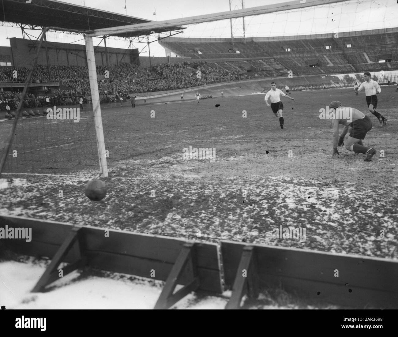 Équipe néerlandaise de football contre Reims 4-0, buts v de Harder avec Van der Gijp derrière Binnikaldi Date: 16 février 1955 lieu: France, Reims mots clés: Buts, sport, football Nom personnel: Binnikaldi Banque D'Images