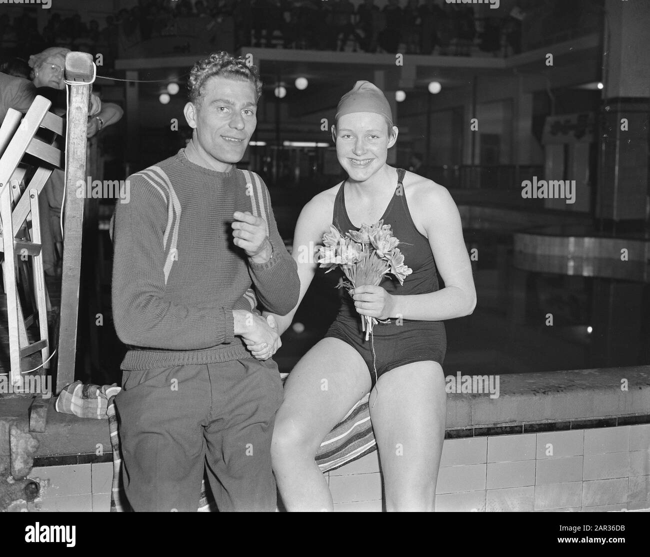 Nouveau record du monde 100 mètres libre de La Cocarde Gastelaars et de l'entraîneur Sèche Peute Date: 3 mars 1956 mots clés: Formateurs, records du monde, nom De la personne de natation: Gastelaars, Cocarcy, Peute, Sèche Banque D'Images