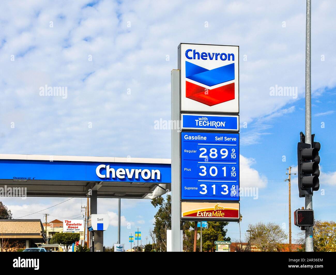 Station-Service Chevron, San Carlos, Californie. Chevron Corporation est une multinationale américaine de l'énergie. Banque D'Images