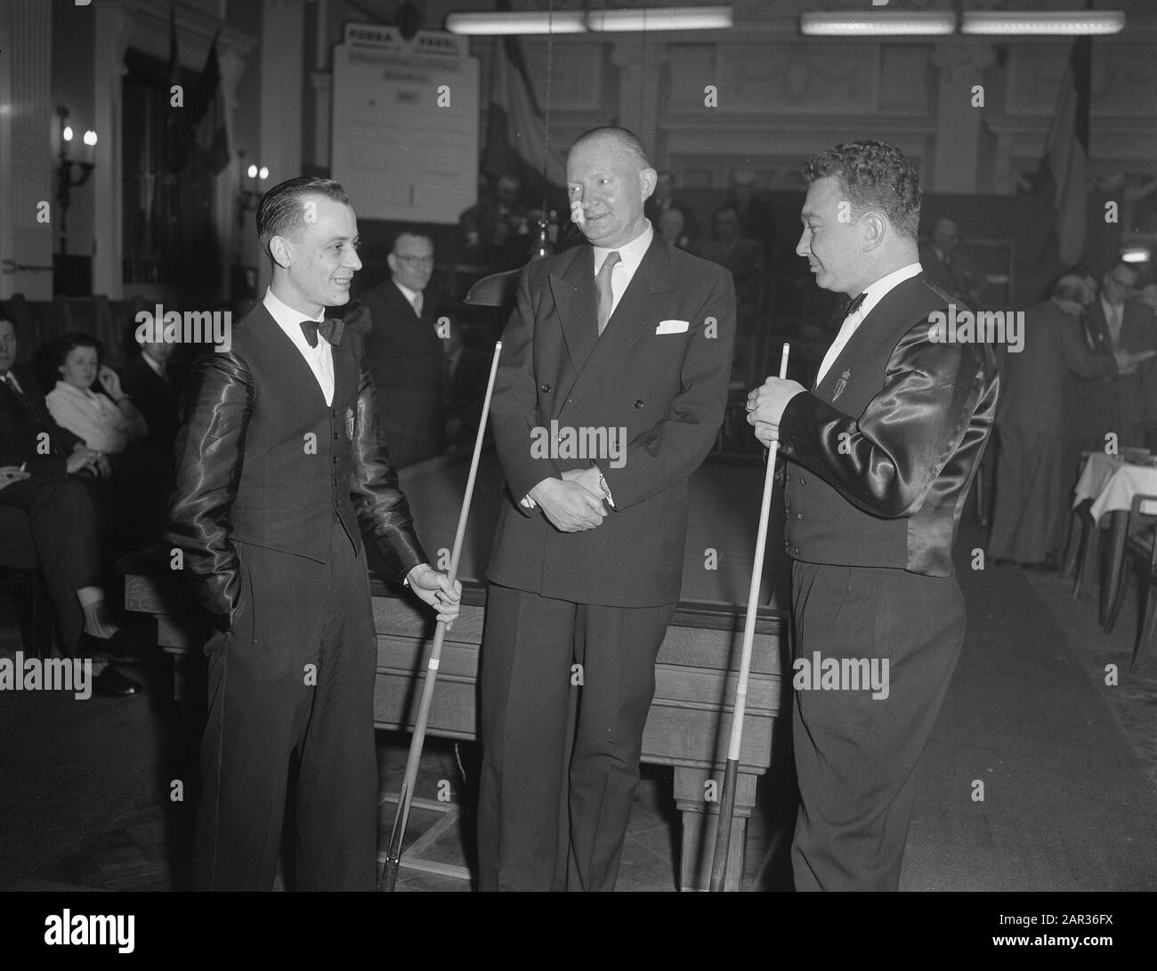 Championnats D'Europe Billard 71/2 À Sneek. De Links Hafflard, Van der Pol, Vervest Date: 16 mars 1956 lieu: Friesland, Sneek mots clés: Immobilier JARTEN, CHAMPONIES Banque D'Images