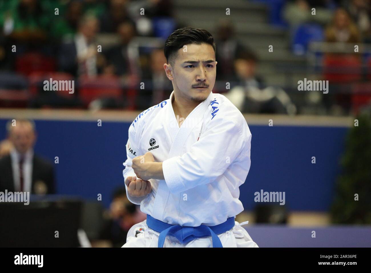 Paris, France . 25 janvier 2020. Moto Kazumasa pour le Japon exécute Gojushiho Sho dans la deuxième ronde de la Kata pour Homme (crédit photo: Mickael Chavet/Alay Live News Banque D'Images