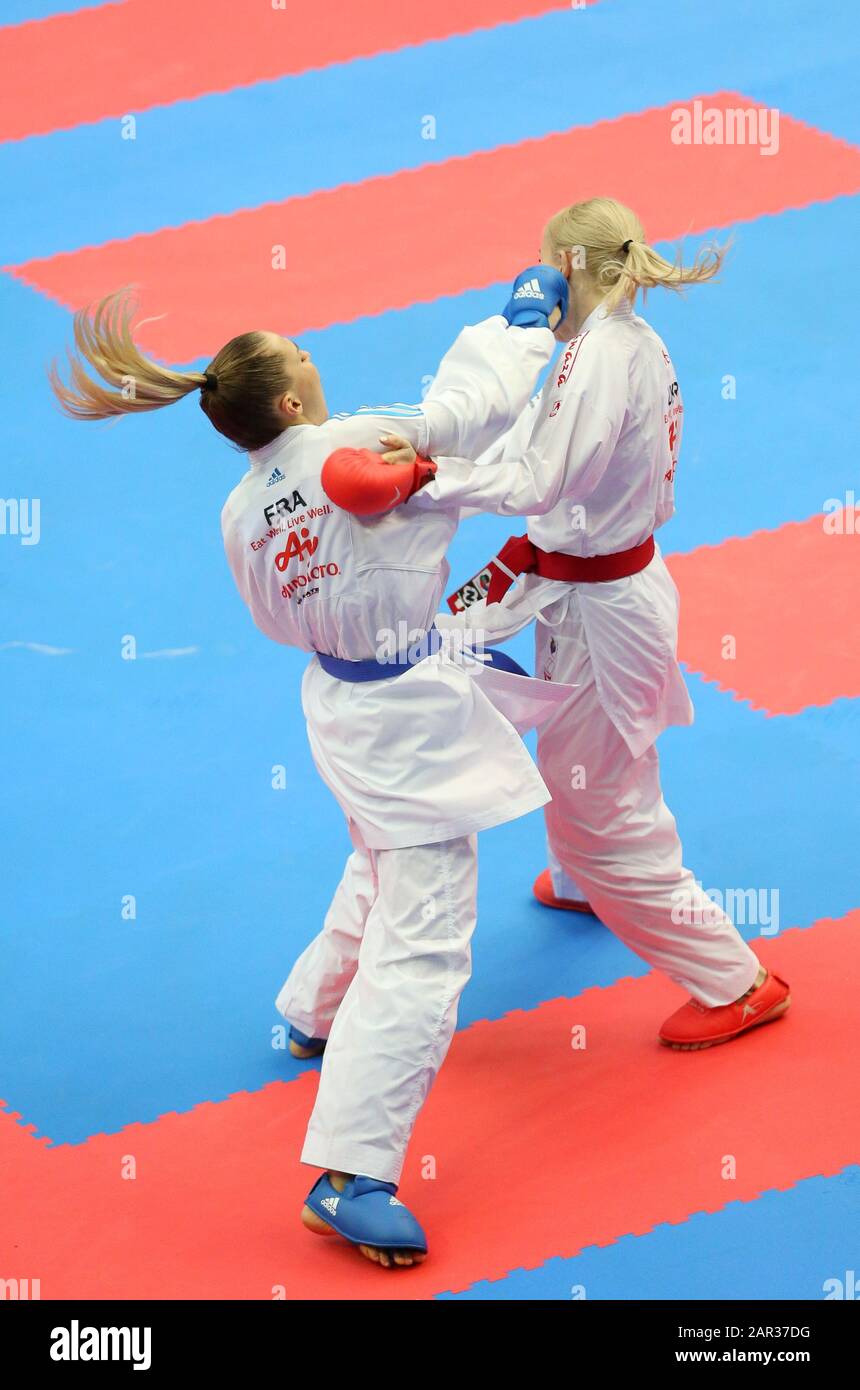 Paris, France . 25 janvier 2020. Gwendoline Philippe pour la France (Down) contre Serogina pour l'Ukraine (UP) dans le quart final de la Kumite des femmes - 61 kg (photo Credit: Mickael Chavet/Alay Live News Banque D'Images