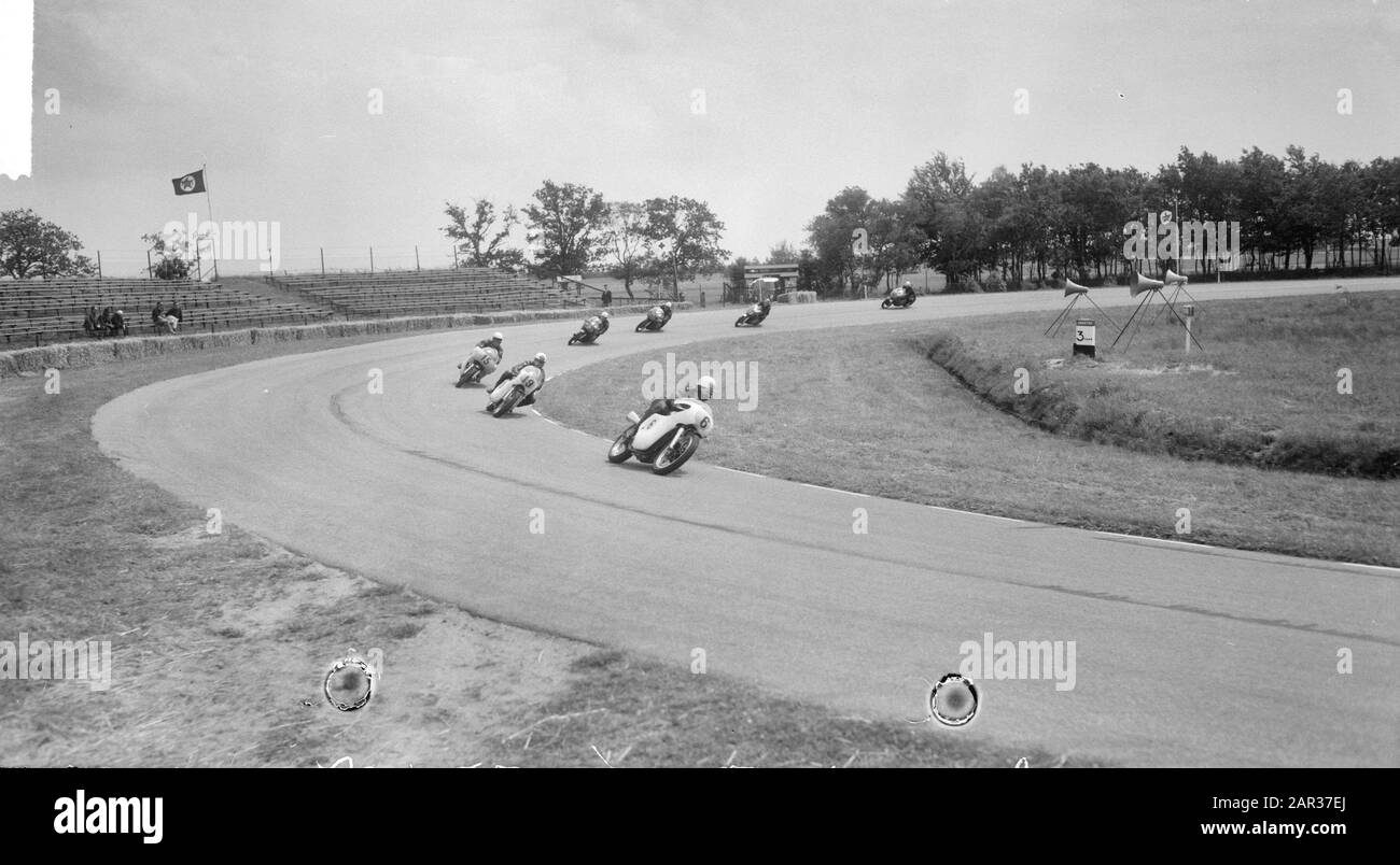 TT Assen 1965 formation pour les prochaines courses TT à Assen, formation moteurs 500 cc Date: 24 juin 1965 lieu: AXIS mots clés: Motorsport Nom de l'institution: TT Banque D'Images