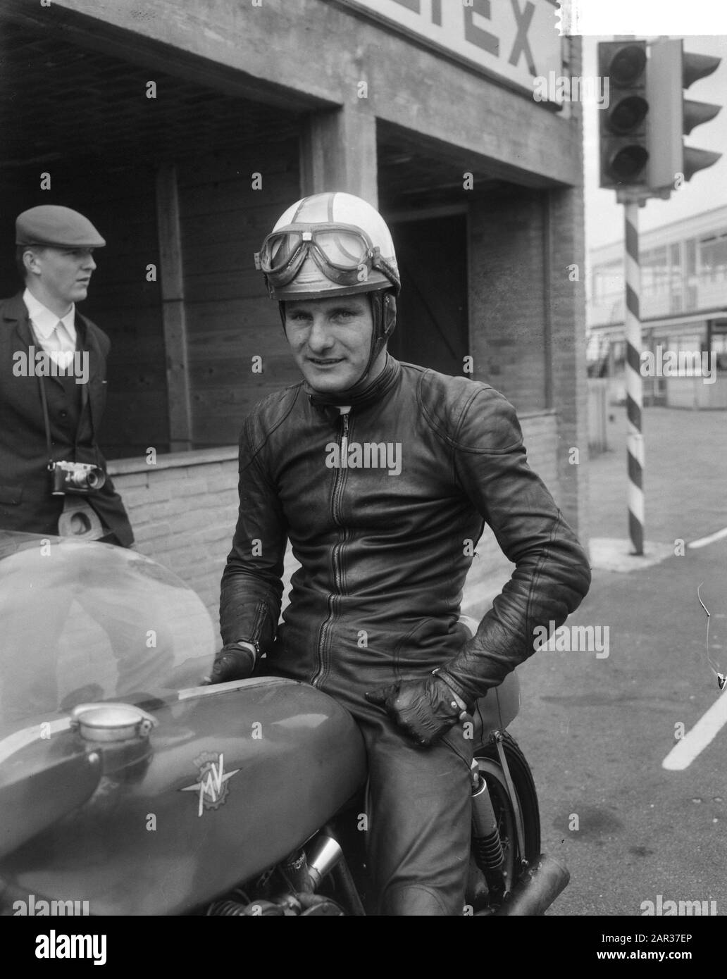 TT Assen 1965 formation pour les prochaines courses TT à Assen. Mike Hailwood on MV Agusta [500 cc] Date: 24 juin 1965 lieu: Axe mots clés: Conducteurs, sports mécaniques, portraits Nom personnel: Hailwood, Mike Nom de l'institution: TT Banque D'Images
