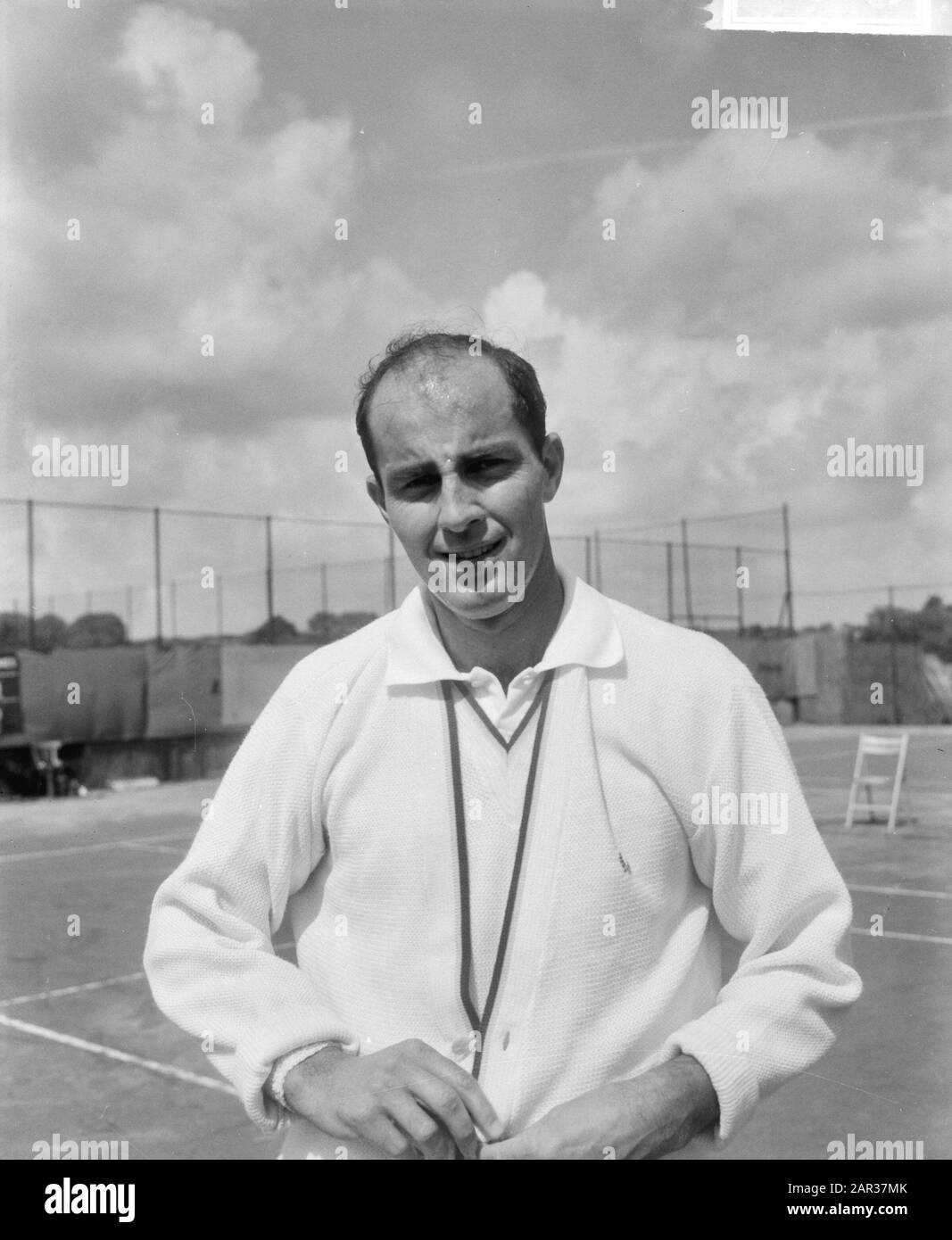 Tennis à Santpoort, le gagnant final cheville pour hommes R. A. J. Hewitt (Australie) Date: 1 août 1965 lieu: Santpoort mots clés: Tennis, Winners Nom personnel: R. A. J. Hewitt Banque D'Images