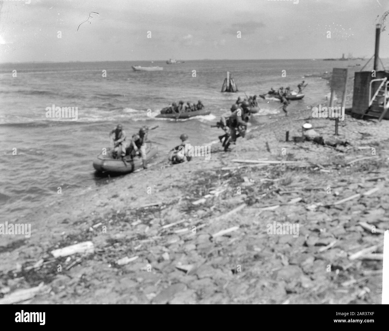 Jours de la flotte à Den Helder démonstration d'atterrissage par marines Date: 6 août 1965 lieu: Den Helder mots clés: Démonstrations, débarquements, établissement naval nom: Marine corps Banque D'Images