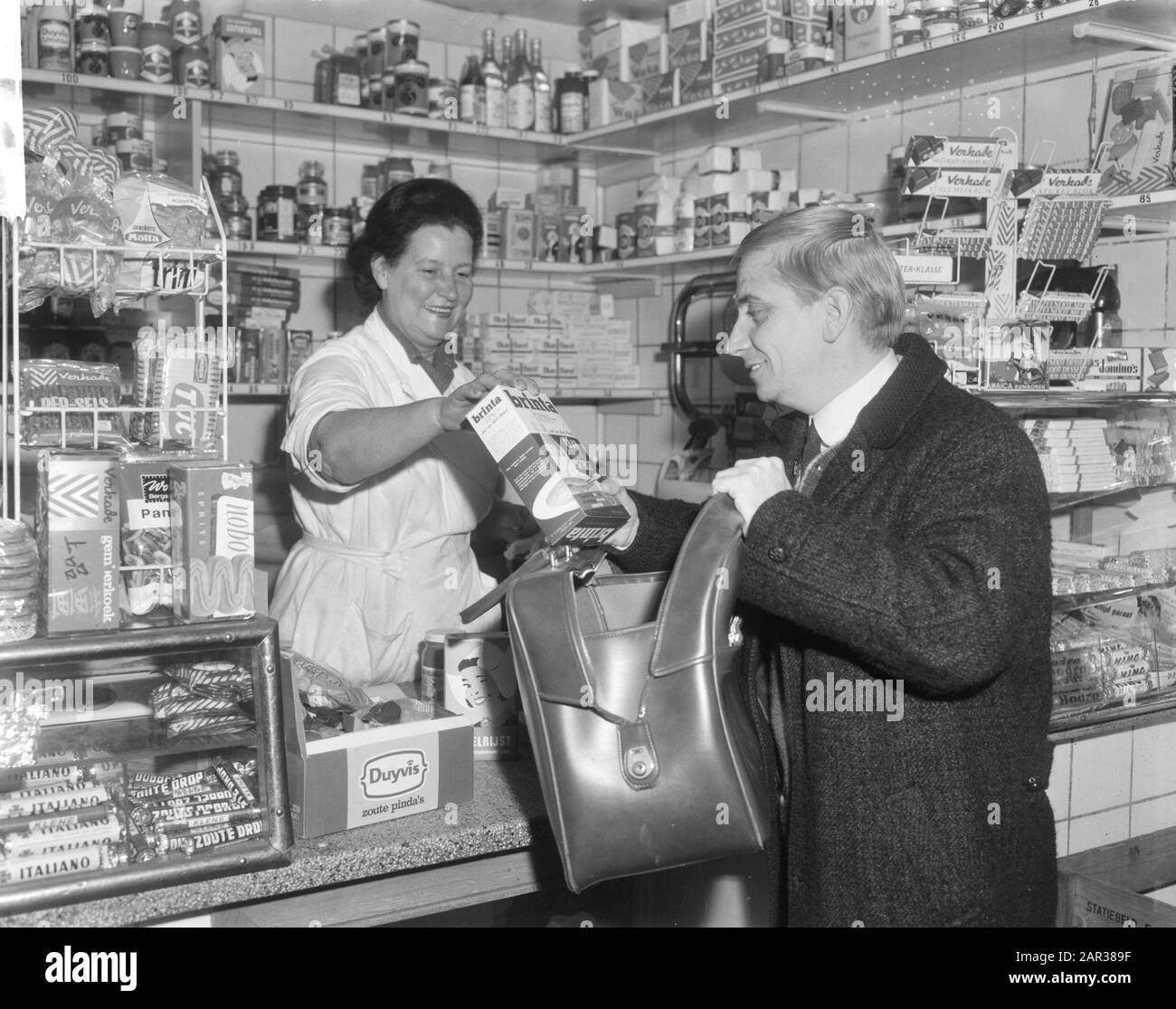 Acteur Leen Jongewaard dans une épicerie au Singel à Amsterdam épiceries, boutiques, épiceries, acteurs Annotation: Affectation Veenhoven Date: 18 octobre 1965 lieu: Amsterdam, Noord-Holland mots clés: Acteurs, épicerie, magasins Nom personnel: Jongewaard, Leen Banque D'Images