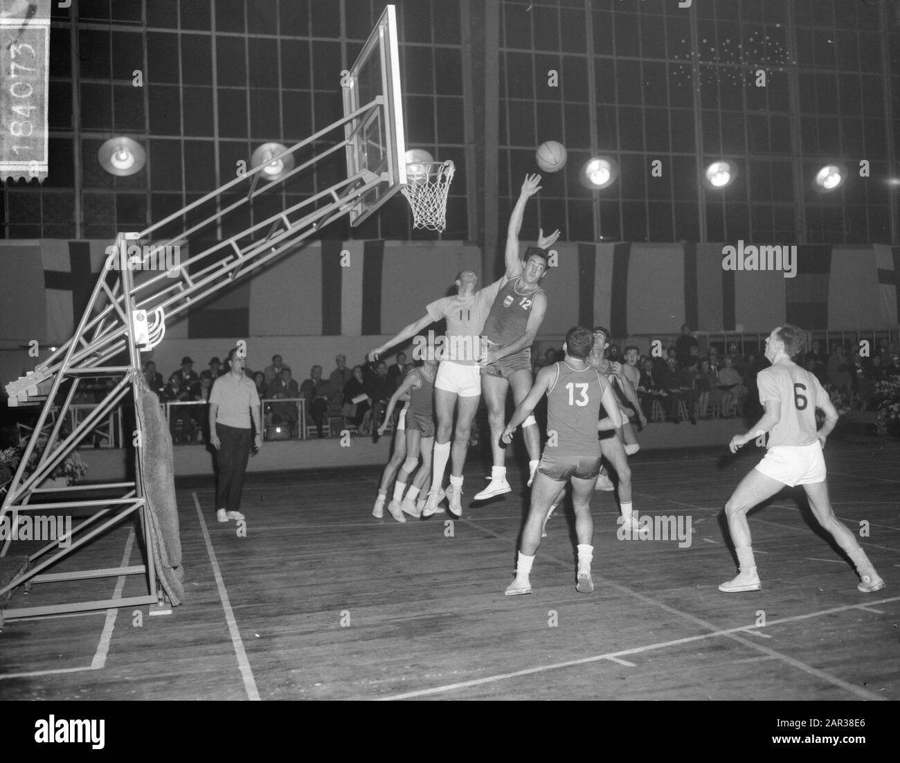 Tournoi De Basket-Ball De Quatre Pays Dans L'Apollohal; Pays-Bas Contre L'Espagne Date Du Jeu: 5 Novembre 1965 Lieu: Amsterdam, Noord-Holland Mots Clés: Basket-Ball, Établissement Sportif Nom: Apollohal Banque D'Images