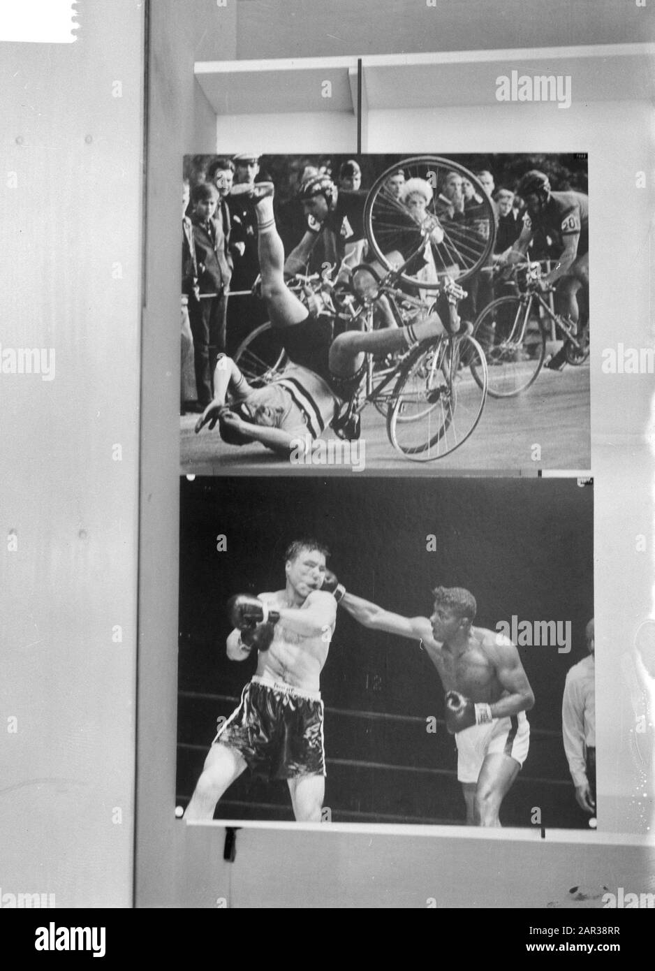Concours de photographie World Press photo in the Gemeentemuseum in The Hague; deux des photos de sport soumises Date: 6 décembre 1965 lieu: The Hague, Zuid-Holland mots clés: Photographie, journalisme, sport, concours Nom de l'institution: World Press photo Banque D'Images