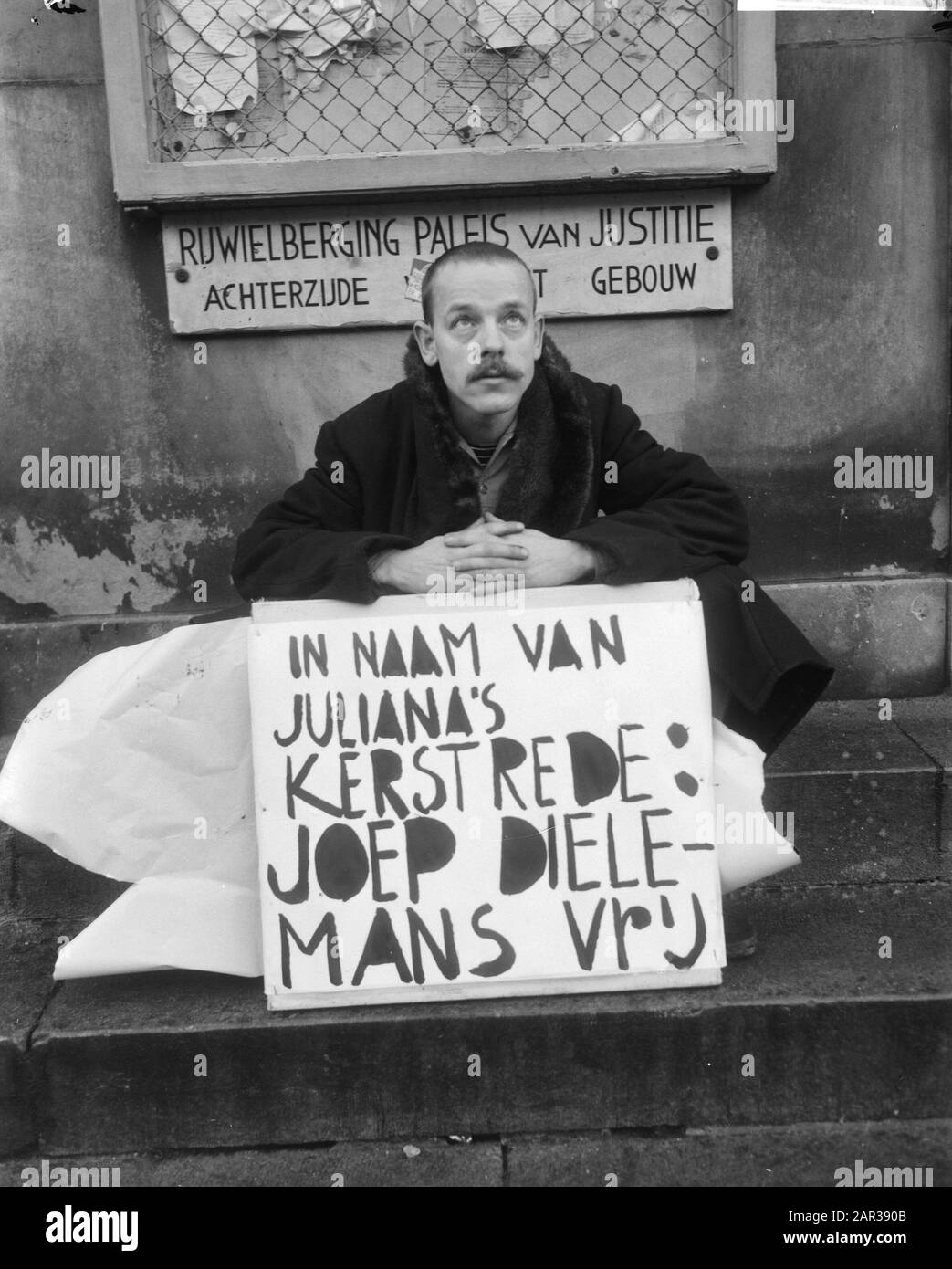 Provo-protestation, Lonely provo sur le trottoir du Palais de Justice à Prinsengracht Date: 28 décembre 1965 mots clés: Protestations, provo's institution name: Provo Banque D'Images