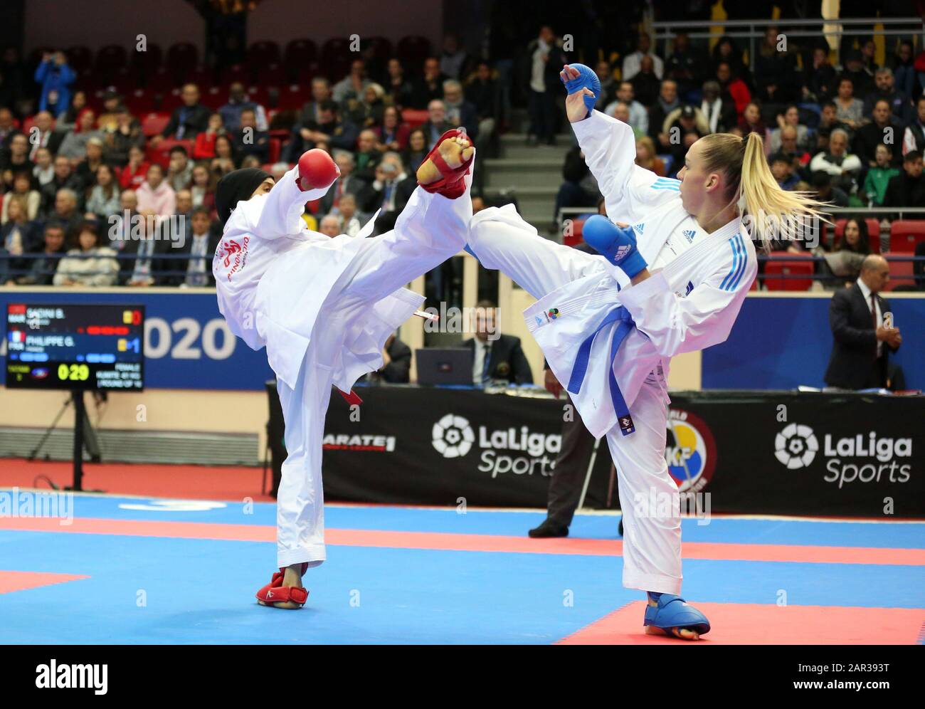 Paris, France . 25 janvier 2020. Gwendoline Philippe pour la France (L) contre Sadini pour le Maroc (R) dans la ronde de 16 du Kumite féminin - 61 kg (crédit photo : Mickael Chavet/Alay Live News Banque D'Images