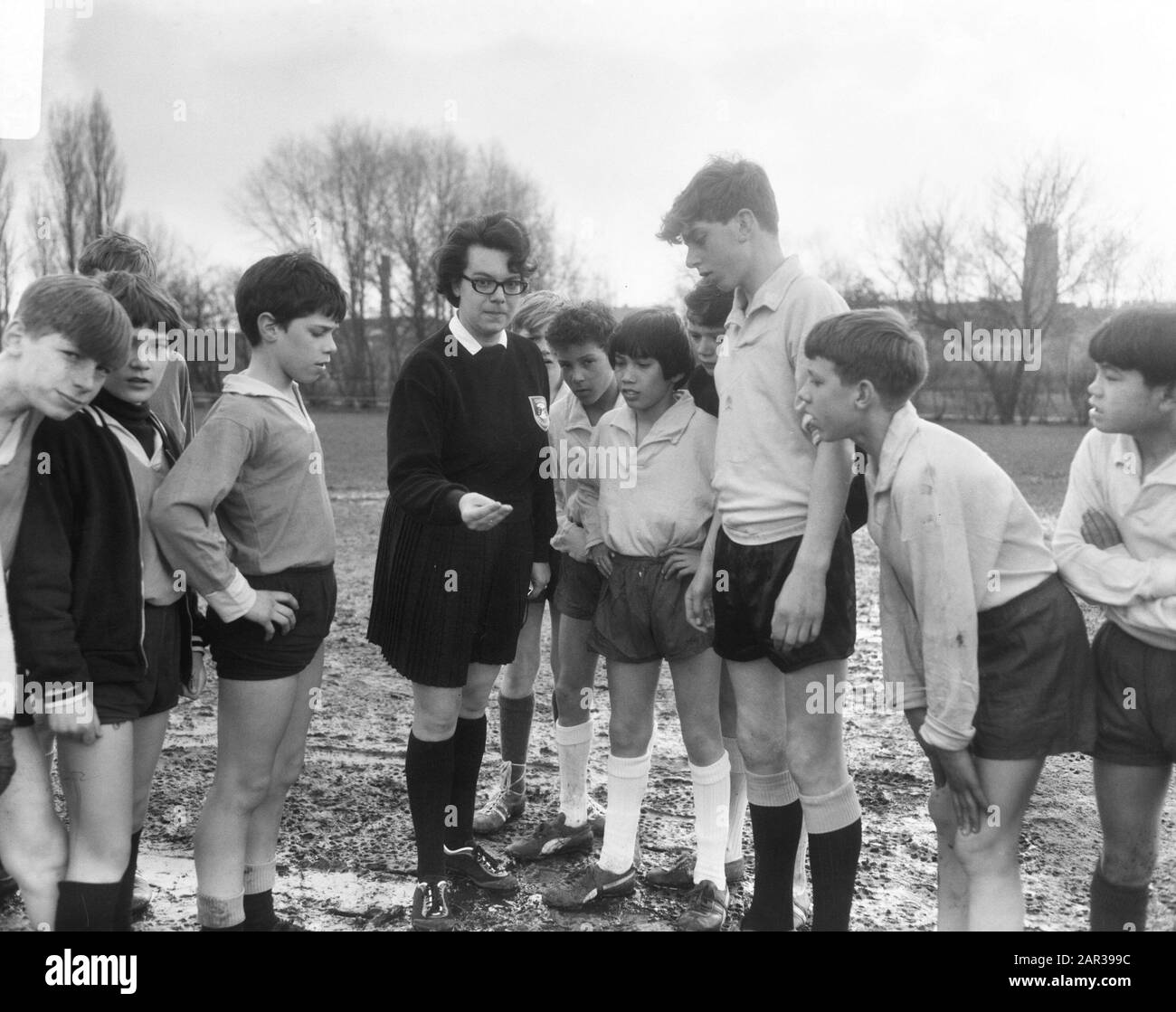 Premier tournoi de football scolaire à Amsterdam, arbitre féminin P. Koekoek Date: 6 avril 1966 lieu: Amsterdam, Noord-Holland mots clés: Tours, arbitres, football scolaire, sport, tournois Nom personnel: P. Cuckoo Banque D'Images