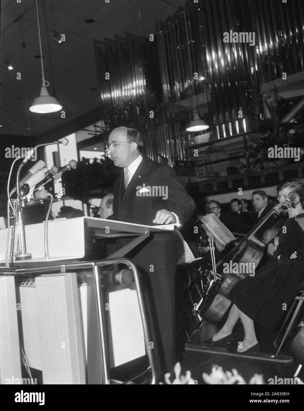 Auditorium d'ouverture DU TH à Eindhoven, Ministre Calls au cours du discours d'ouverture Date: 27 avril 1966 lieu: Eindhoven mots clés: Ouvertures, auditoriums, discours d'ouverture Nom personnel: CAL, JO Nom de l'institution: Tu Eindhoven Banque D'Images