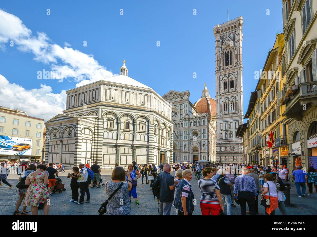 La cathédrale ou le duomo de Florence avec le Baptistère et le Campanile de Giotto avec des touristes sur la piazza lors d'une journée ensoleillée et bondée en Toscane. Banque D'Images