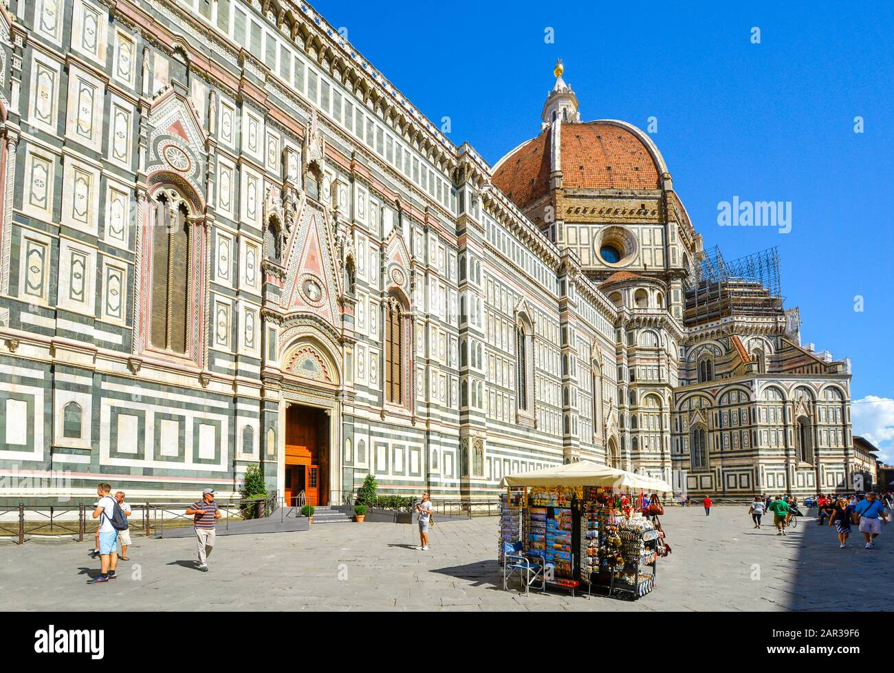 Un stand souvenir à l'extérieur de la cathédrale de Florence ou de la cathédrale de Santa Maria del Fiore sur la Piazza del Duomo dans la région toscane de Florence Italie Banque D'Images