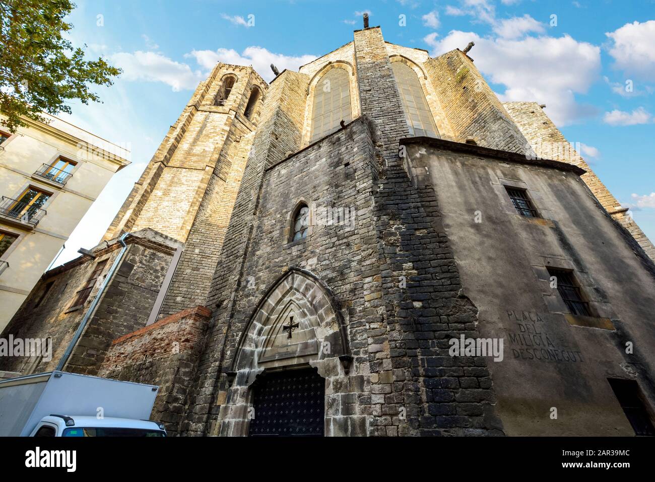 L'entrée extérieure arrière de l'église gothique du XIVe siècle Santa Maria del Pi dans le quartier gothique de Barcelone Espagne à Placa del Pi. Banque D'Images